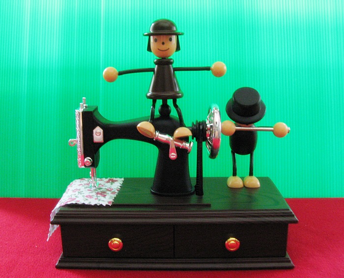 กล่องดนตรีตุ๊กตาน้อยหมุนจักรเย็บผ้าค่ะ