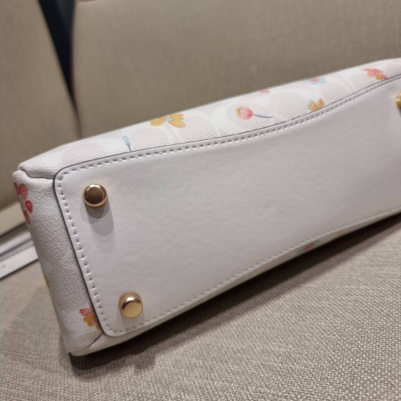 COACH C8340 MINI LILLIE CARRYALL IN SIGNATURE CANVAS WITH MYSTICAL FLORAL PRINT สีใหม่ล่าสุด กับรุ่นที่สุดของความขายดี คอลยอดฮิตในลวดลายสุดชิค กระเป๋าสะพายทรงสวย ที่ดีไซน์ออกมาให้ใช้งานง่าย สะดวก สวย หรู ดูดี!! วัสดุหนังแคนวาสเคลือบลาย มาพร้อมสายสะพายข้าง