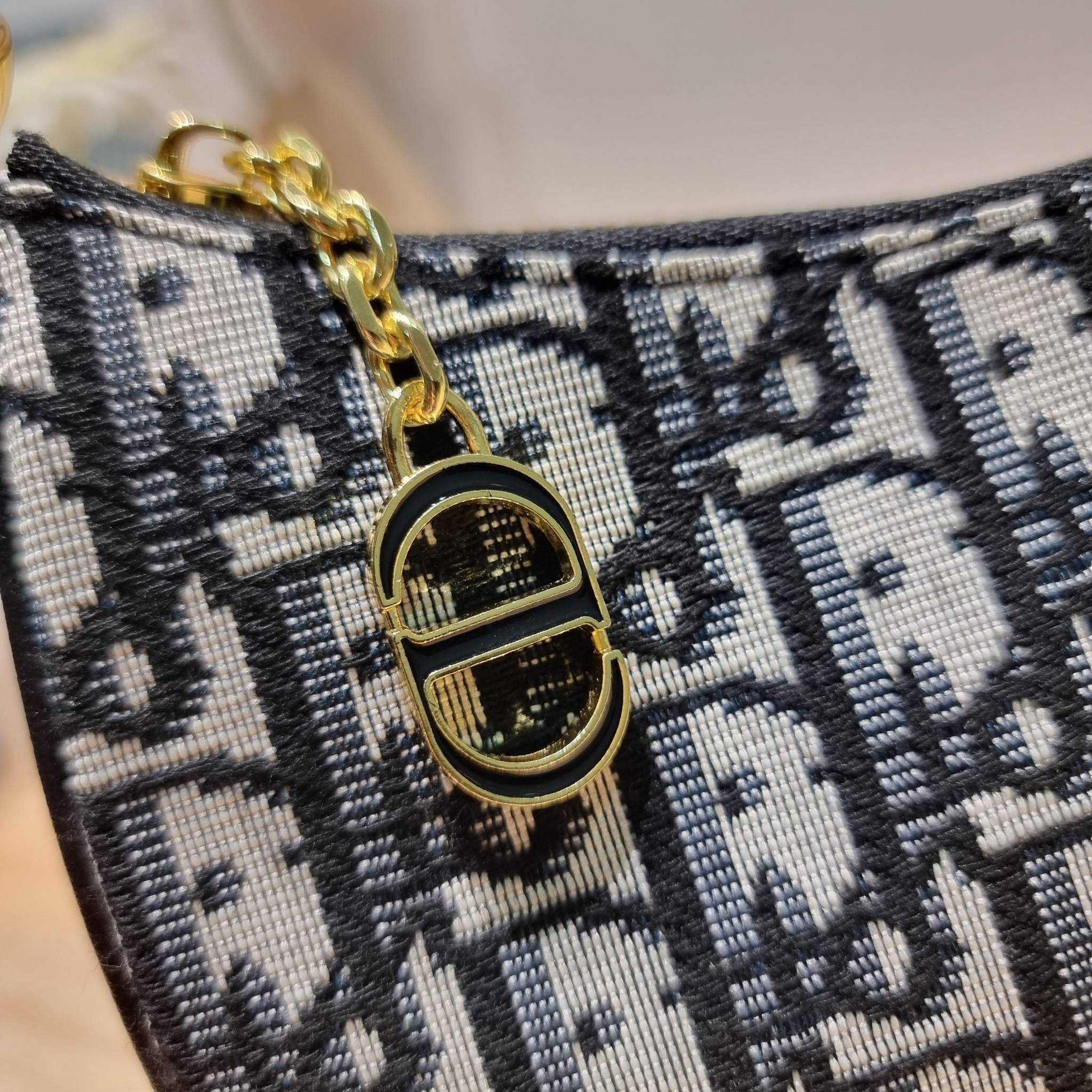 CD Lounge Bag Blue Oblique Jacquard / Dior pochette กระเป๋าสะพายทรงพอช สวยหรู ดีไซน์เรียบ แต่ดูแพง