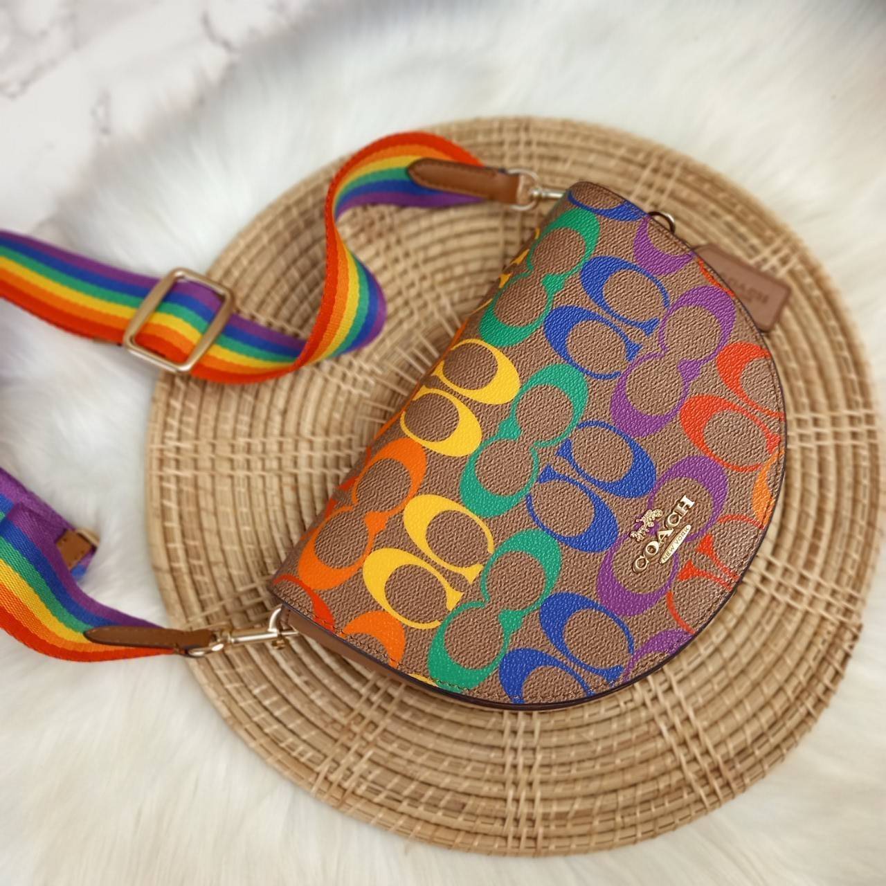 COACH ELLEN CROSSBODY IN RAINBOW SIGNATURE CANVAS (COACH C4098) ให้สายรุ้ง มัดใจได้มั้ยเนี้ย🌺คอลเลคชั่นที่ไม่ต้องพูดเยอะ//กระเป๋ารูปทรงน่ารัก ที่ใครได้เห็นเป็นต้องอดใจไม่ไหว // วัสดุหนังแคนวาสผสมหนังแท้ กระแทกความสดใสขึ้นไปอีกขั้น ด้วยลาย