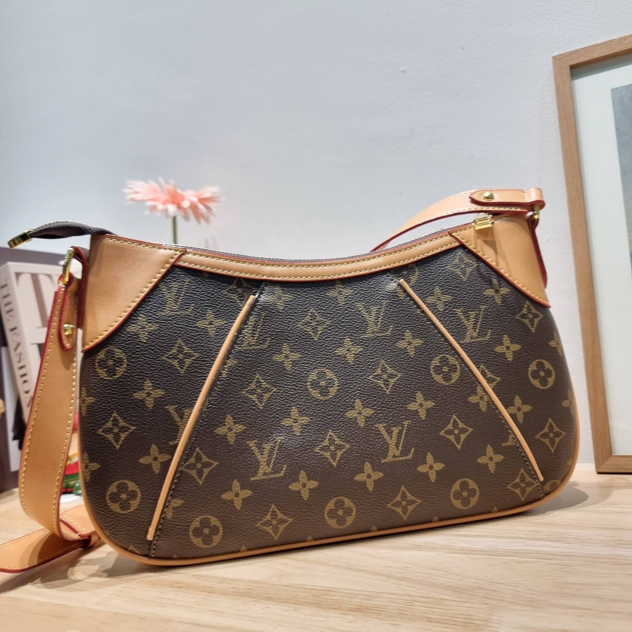 LV THAMES PM MONOGRAM BAG กระเป๋าสะพายไหล่รุ่นยอดฮิตทรงพอช ใบใหญ่กำลังดี สวยดีไซน์คลาสสิควินเทจ สายสะพายในตัวใช้งานได้คล่องตัว