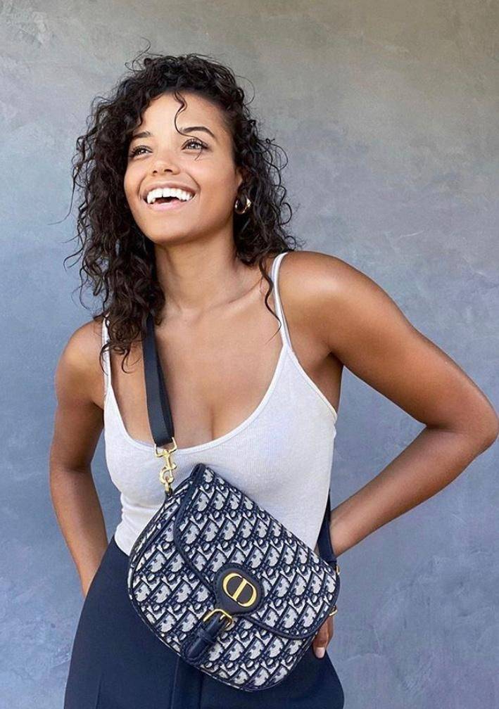 DIOR CD MEDIUM BOBBY BAG กระเป๋าสะพายข้างพรีเมี่ยมกิ๊ฟทรงสวย ดีไซน์ย้อนยุค เป็นเอกลักษณ์ไม่เหมือนใคร เปิด-ปิดด้วยกระดุมแม่เหล็ก ใช้งานง่าย อะไหล่ทองดูหรู ภายในเป็นช่องโล่ง มาพร้อมสายสะพาย crossbody ถอดออกได้ ปรับได้ จะถือเป็นคลัทช์ออกงานก็ได้ สะพายไปทำงาน