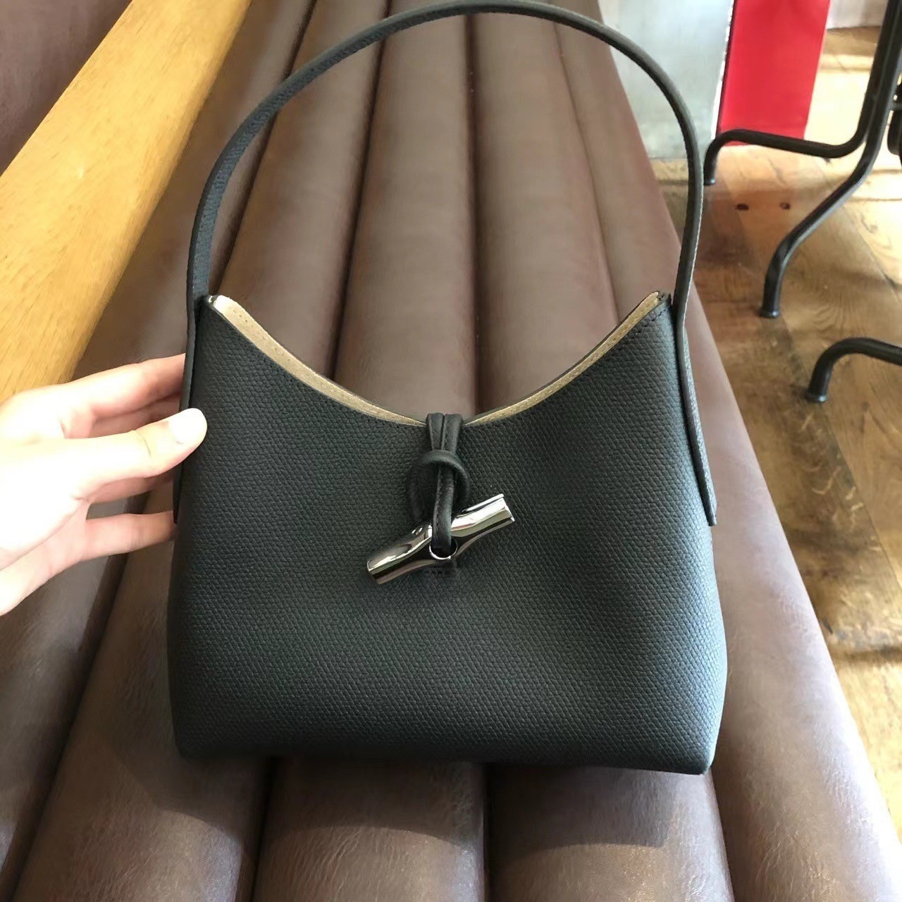 LONGCHAMP ROSEAU Hobo bag กระเป๋าสะพายไหล่ขนาดเล็ก วัสดุหนังวัว อะไหล่เงิน เป็นการผสมผสานสไตล์ที่เรียบง่าย Roseau อันเป็นสัญลักษณ์ใหม่ทั้งหมด เรียบง่าย สะดวกใช้ ประดับด้วยเข็มกลัดไม้ไผ่อันเป็นสัญลักษณ์ของแบรนด์ เรียบหรู แต่ดูดี ในแบบฉบับของ Longchamp ห้าม