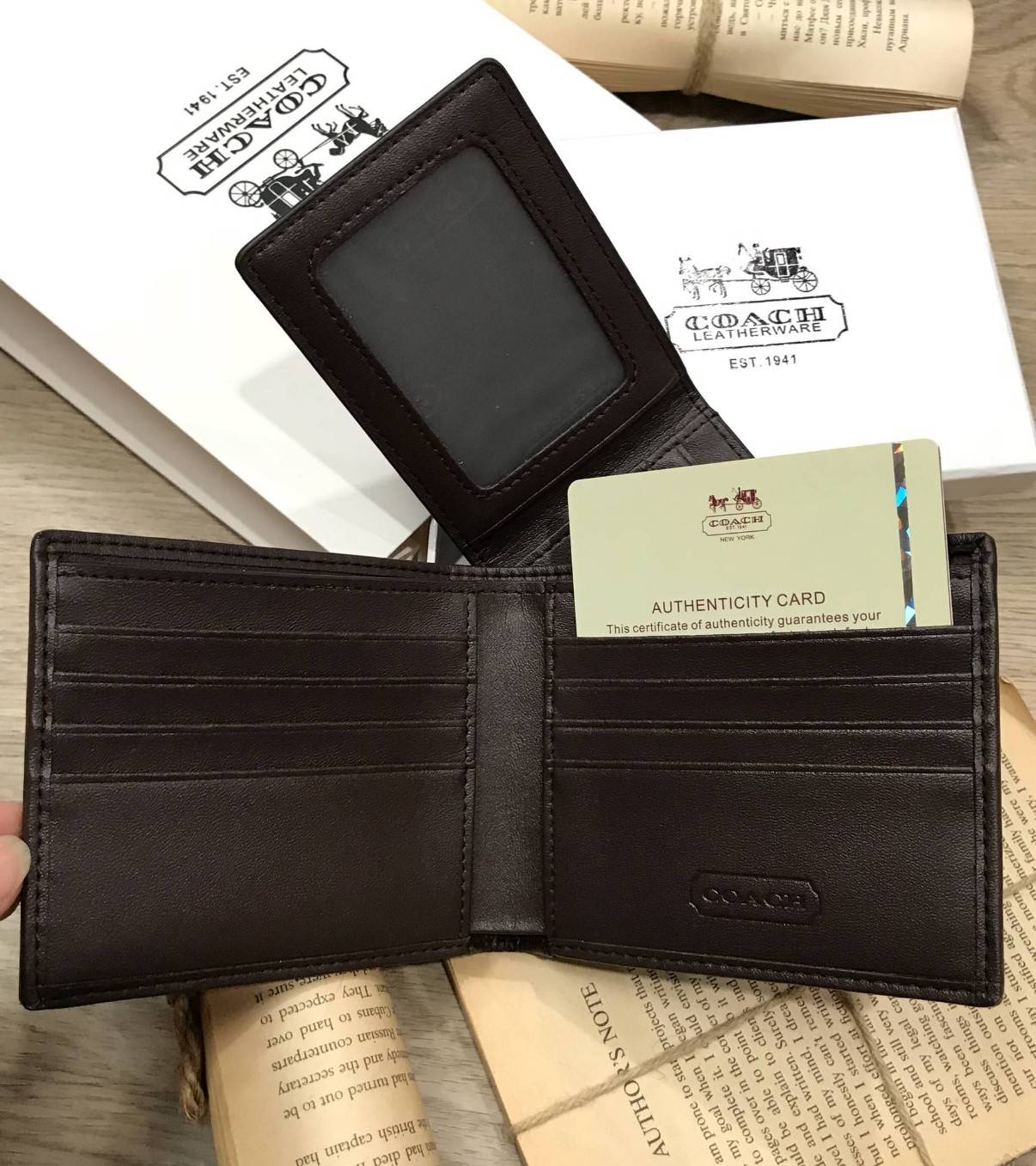COACH SHORT WALLET WITH CARD POCKET ซื้อ1ได้ถึง2! กระเป๋าสตางค์และกระเป๋าใส่บัตรหนังปั้มลาย Signature รอบใบสวยคลาสสิค ภายในกระเป๋าสตางค์มีช่องใส่ธนบัตรแยกสองช่องเป็นสัดส่วนและมีช่องใส่บัตรหลายช่อง ซับในพิมพ์เเบรนด์ Namecard Pocket สามารถเเยกใช้ได้ มาใน CO