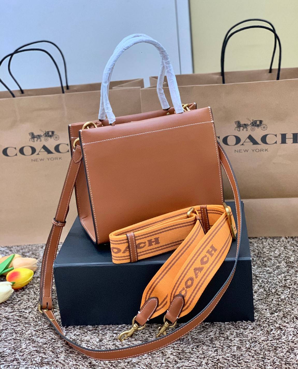สินค้าออกใหม่ยังไม่ช้อปเข้าไทยจ้าา พร้อมส่งที่นี่ที่เดียว แค่สายสะพายก็คุ้มแล้วจ้าา! COACH CASHIN CARRY TOTE ((C8544)) พร้อมส่งที่ไทย สวยก่อนใครรับสงกรานต์นี้ค่าา! กระเป๋าทรงTote หนังแท้เรียบ นิ่มสวยงามค่ะ