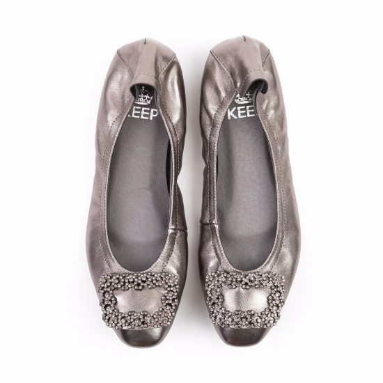 New In กับรองเท้า KEEP รุ่น BALELA FLAT SHOES ดีเทลรองเท้า = รองเท้า หนังแกะแท้ทั้งคู่ ( ด้านนอก และ ซับในด้านใน ) ผิวสัมผัสละเอียด ใส่แล้วสบายเท้ามากๆ มากๆค่า =รุ่นนี้ หน้าเท้ากระชับเก็บรูปเท้า เน้นช่วงเท้าเรียวขึ้น = พื้นรองเท้า เสริมแผ่นรองเท้า หนา - น