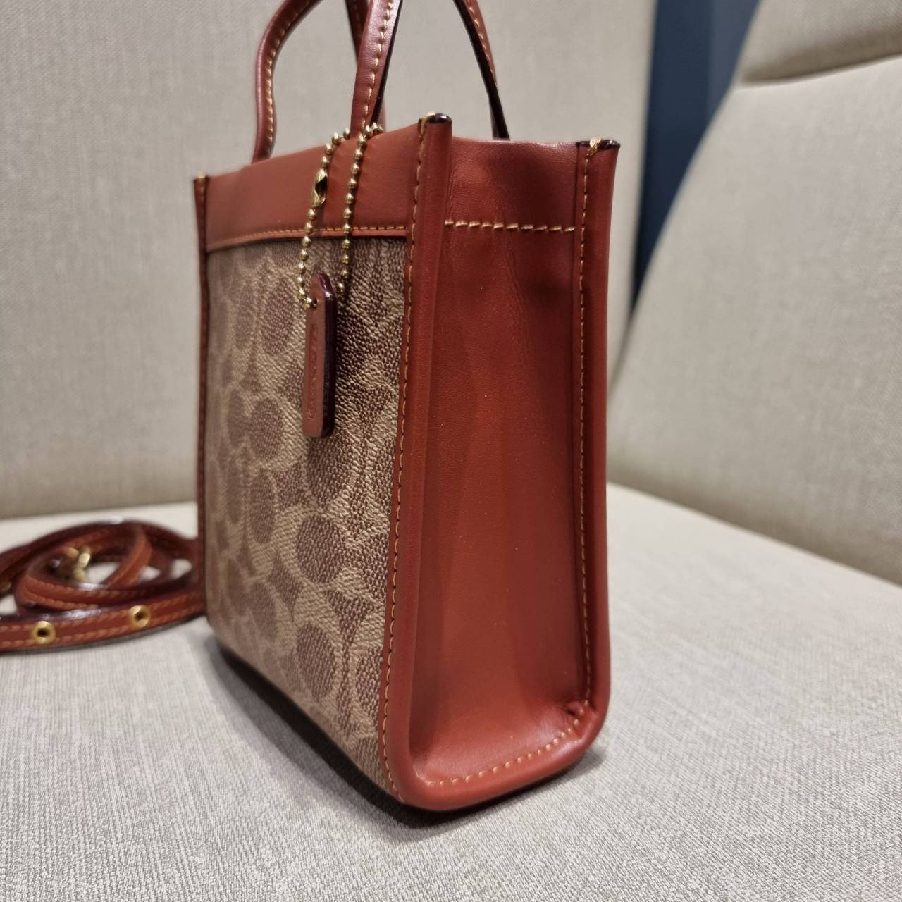 COACH C5277 MINI CASHIN TOTE IN SIGNATURE CANVAS กระป๋าสะพายข้างไซส์มินิ ไอเท็มหายาก!! ที่น่ารักที่สุด!! น่าใช้ไม่อยากวาง!! ยกให้น้องสาวใบนี้จริงๆ ดีไซน์รูปทรงโท้ทคลาสสิค วัสดุหนังแคนวาสสลับหนังแท้ มีหูจับในตัวและสายสะพายข้าง ปากกระเป๋ามีสายหนังแถบแม่เหล็