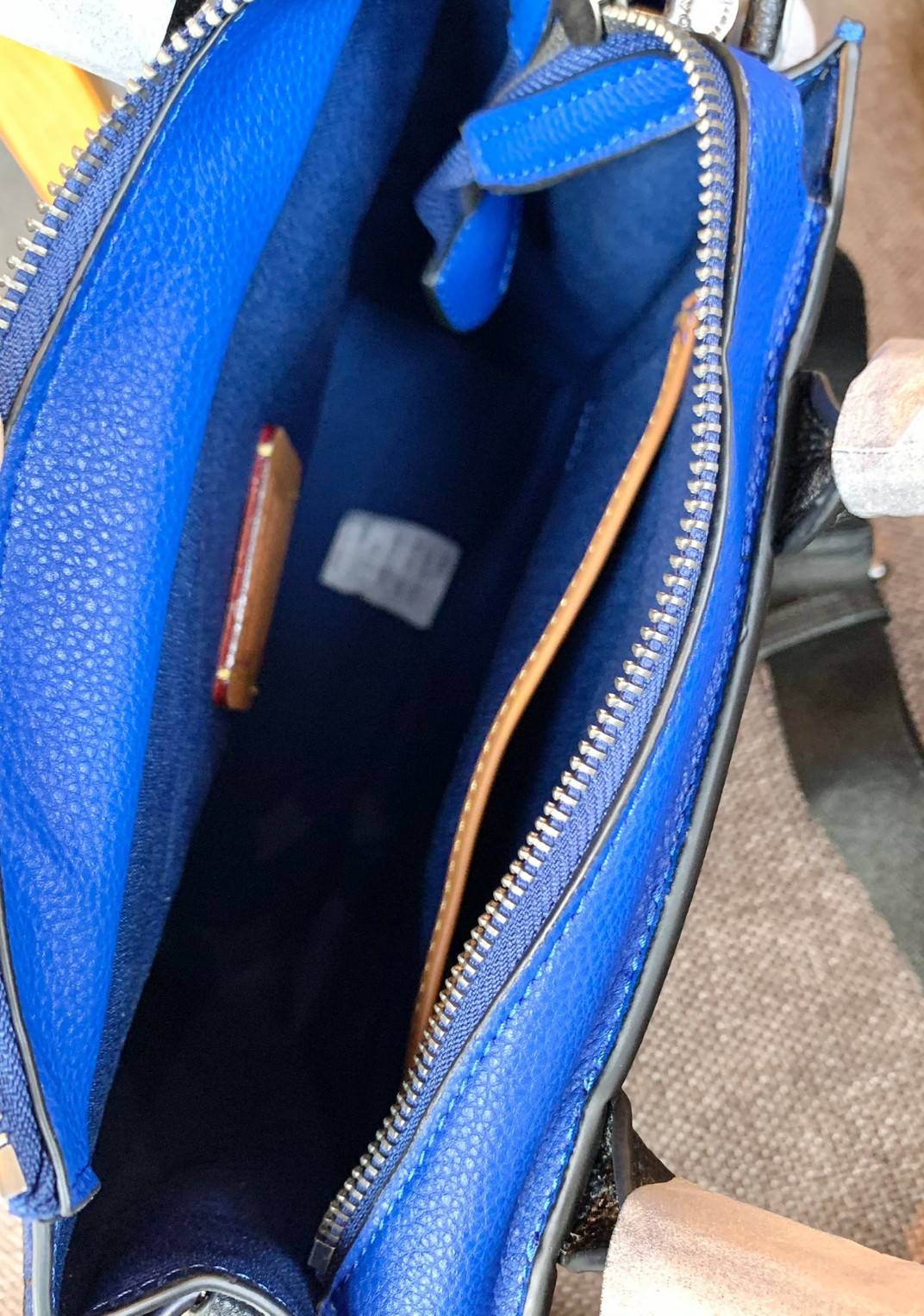 COACH COLORFUL GOTHAM TOTE SIGNATURE ((CA814)) รุ่นนี้ใช้ได้ทั้งผู้ชายและผู้หญิง ขนาดกลางๆกำลังสวยเลยค่ะ ใหม่ล่าสุด ก่อนใคร! กับกระเป๋าที่รังสรรค์สีออกมาได้สดใส เรียกได้ว่าจัดเต็มในเรื่องสีมีเดียวค่ะ หนังแท้ ลายหนังสวย บวกกับโลโก้แบรนด์ทั้งใบที่ลงลายสีได้