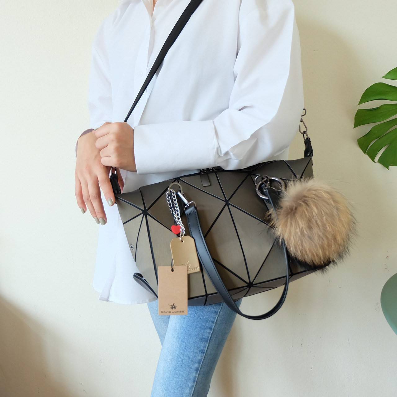 กระเป๋าถือ/สะพาย ทรงสวย เหมือนซื้อ1ได้4 โอ้ย 🤩🤩 คุ้มสุดๆไปเลยค่า เพราะตัวกระเป๋าปรับได้ถึง4 แบบตามการใช้งานเลยน๊าแถมตัวกระเป๋าน้ำหนักเบาอีกด้วย ✨✨✨ สายสะพายถอดได้แถมสายยาวให้อีก 1 เส้น กระเป๋าทรงสุดฮิตจากแบรนด์ David J