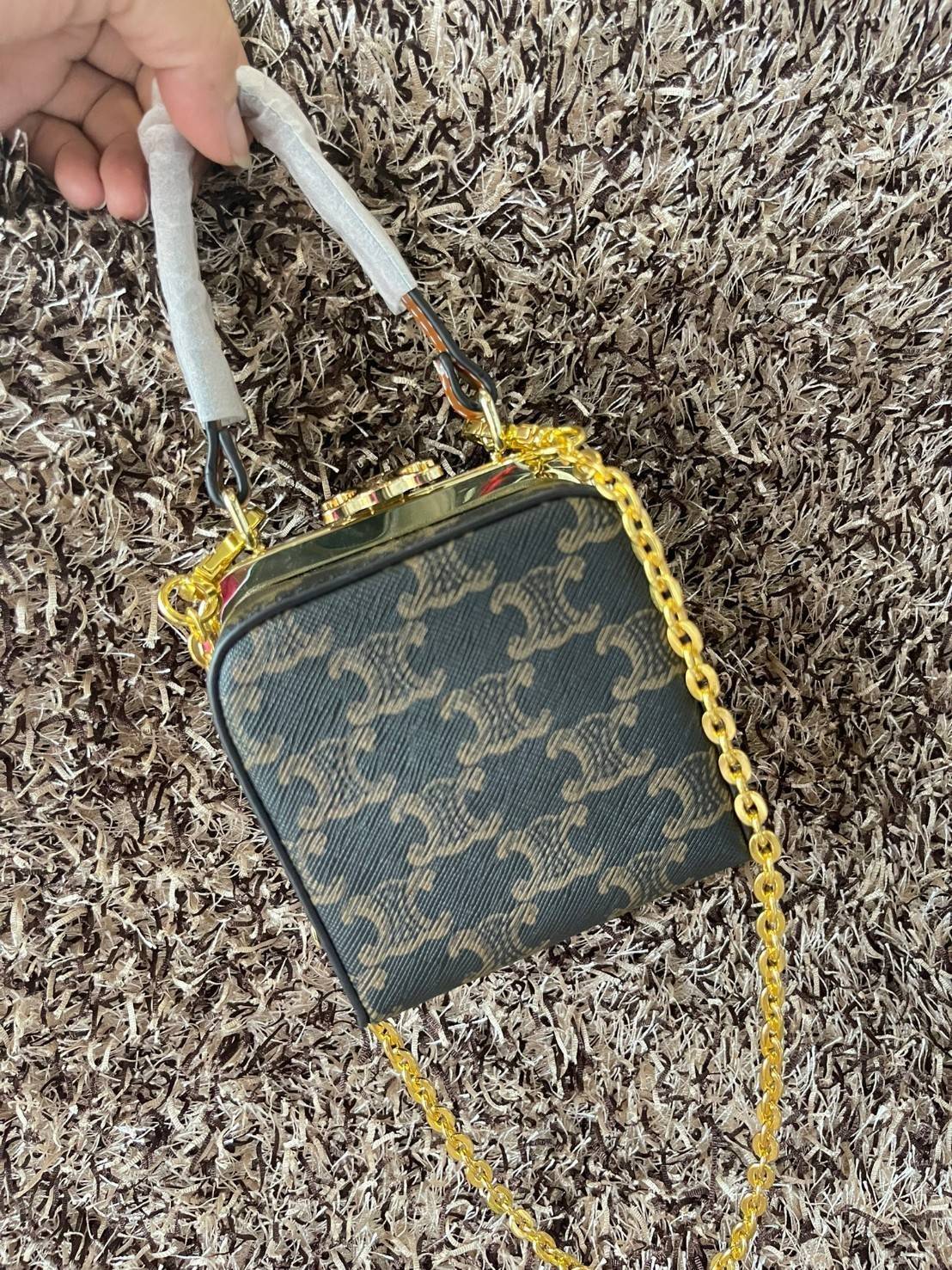 Celine Triomphe Minaudiere สาว ๆ คนไหนไม่เน้นพกของเยอะ แต่ต้องการกระเป๋าที่ให้ความเรียบหรู ดีไซน์เก๋ เหมาะสำหรับดินเนอร์มื้อค่ำ หรือช้อปปิ้งเบาๆ ใบนี้แนะนำเลยคะ เป็นกระเป๋าขนาดกะทัดรัด ถือและสะพายไหล่ได้ ให้ความคล่องตัว นับว่าเป็นอีกหนึ่งแอสเซสเซอรี่ที่น่