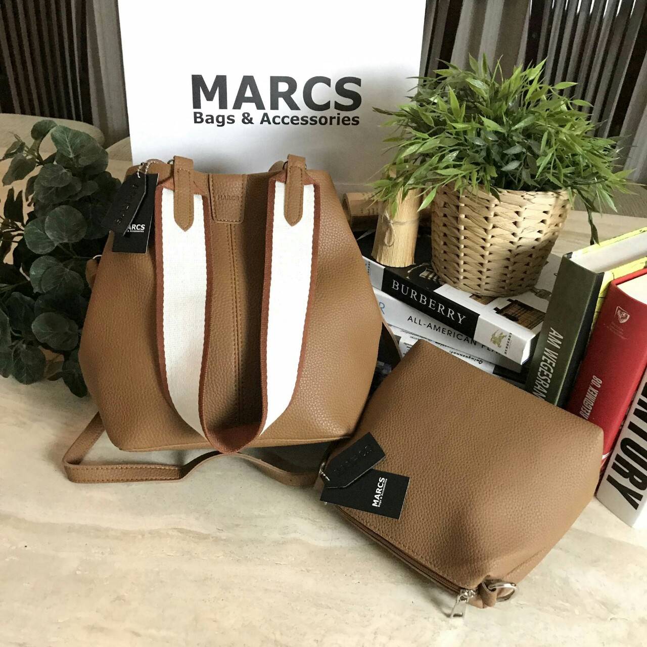 MARCS 2WAYS SHOULDER BAG 2018 New arrival กระเป๋าถือหรือสะพาย 2 in 1 รุ่นใหม่ล่าสุด ดีไซน์สไตล์ Hermes สุดคลาสสิค ซื้อ 1 ได้ถึง 2 ใบ ทั้งใบใหญ่ & ใบเล็กเข้าชุดกัน พร้อมสายสะพาย 2 แบบ 2 สไตล์สลับใช้ได้ไม่จำเจ วัสดุหนังแกะสังเคราะห์นิ่มสวย ขนาดกำลังดี ใบใหญ