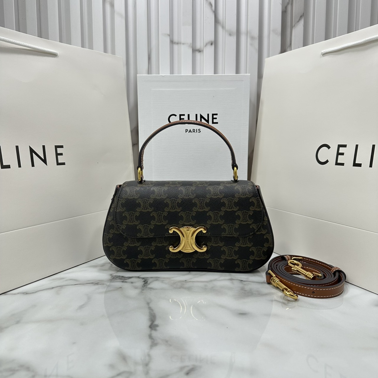 ORI หนังแท้ | CELINE TEEN CELINE LOLA IN shiny calfskin กระเป๋าสะพายทรงคลัช หนังเรียบผิวสัมผัสนุ่มลื่น คอลเลคชั่น Essentials เหนือกาลเวลาสำหรับผู้หญิงและผู้ชาย