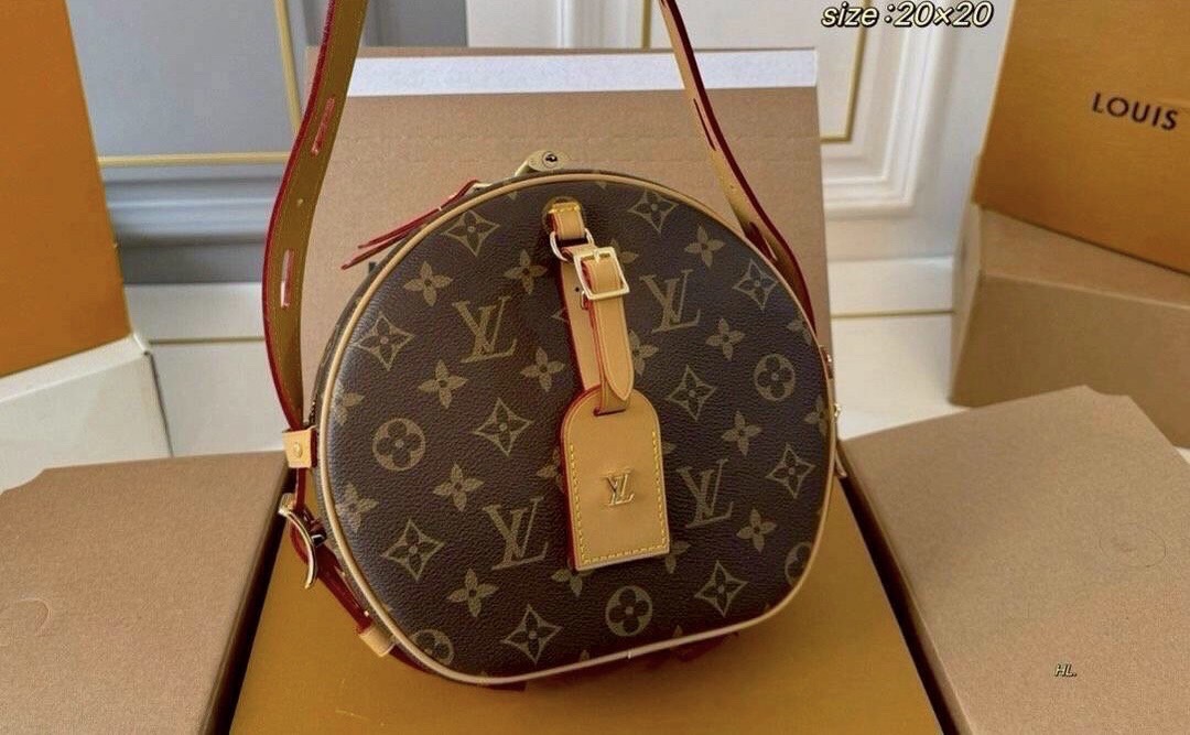 LV Petite Boite Chapeau bag 8" กระเป๋าสะพายทรงกลม สวยหรู โดดเด่นเป็นเอกลักษณ์ตามแบบฉบับแบรนด์ เปิด-ปิดด้วยซิป รูดใช้งานสะดวก ภายในเป็นช่องโล่ง ราคาสุดคุ้มแบบนี้ ต้องมีไว้ใช้สักใบน้า!!