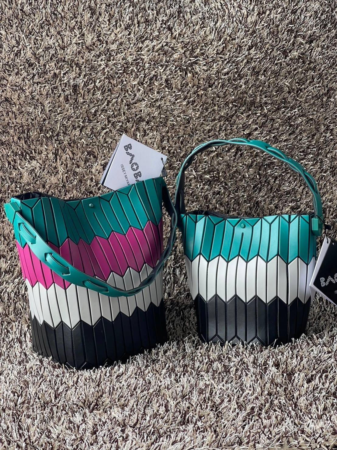 Large : Baobao Issey Miyake Large Bucket กระเป๋าบัคเก็ตขนาดใหญ่สามารถใช้ใส่ร่มพับได้หรือขวดน้ำขนาดเล็กได้ ซีรีย์ใหม่นี้มีจุดเด่นที่แผ่นรูปทรงสี่เหลี่ยมด้านขนานในแนวตั้ง เกิดเป็นรูปทรงสามมิติซึ่งแตกต่างไปจากรูปทรงที่เกิดขึ้นจากแผ่นสามเหลี่ยม หูหิ้วสามารถขย