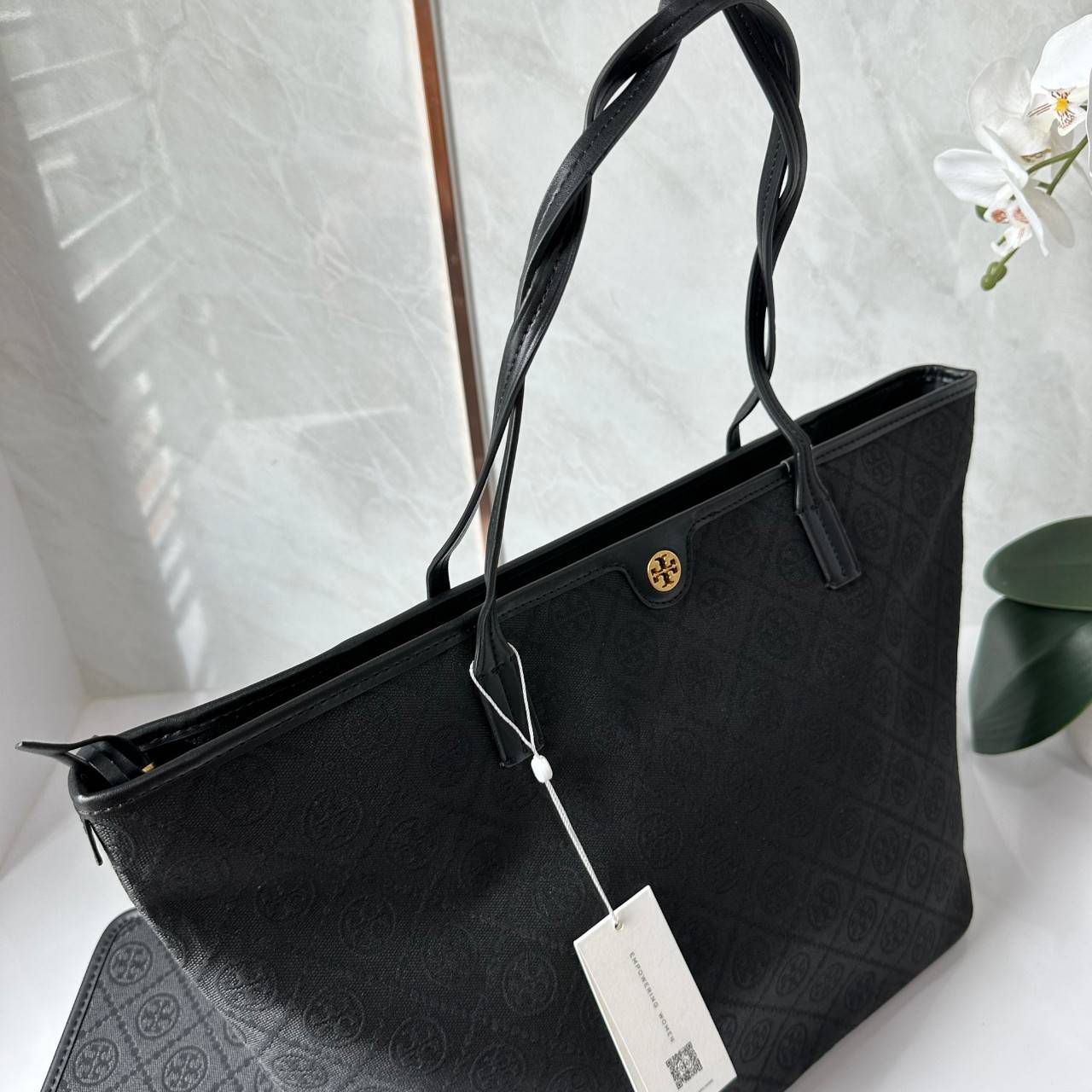 TORY BURCH T MONOGRAM ZIP TOTE (ใบใหญ่) / TORY TOTE BAG กระเป๋าทรงโท้ทพร้อมกระเป๋าใบใหญ่ วัสดุผ้าแจ็คการ์ดตัดขอบหนัง