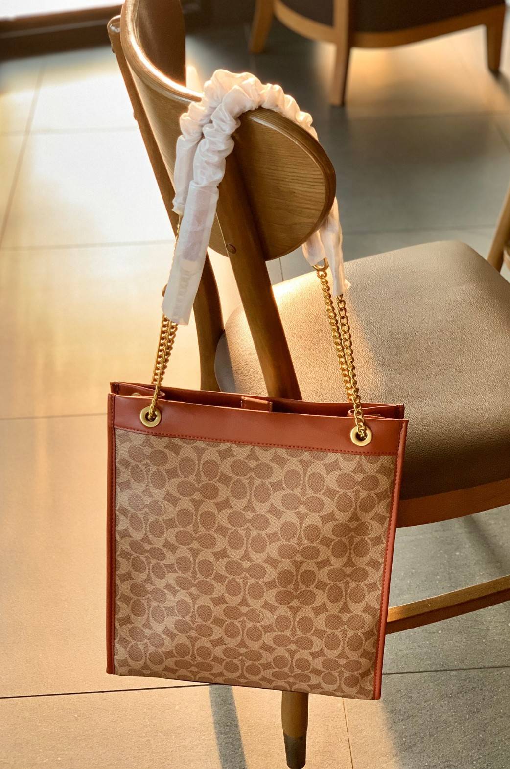 LIMITED EDITION 📣รุ่นใหม่ล่าสุด ยังไม่มีในช๊อปไทยจ้าา❗️ COACH CHAIN CASHIN TOTE ((C6338//C6620)) พร้อมส่ง สินค้าเข้าใหม่ ห้ามพลาดค่าา! กระเป๋าทรงTote สูง สามารถใส่เอกสาร//A4 ได้ วัสดุหนังแท้นิ่ม น้ำหนักเบาค่ะ 🔺จุดเด่นของรุ่นคือสายสะ