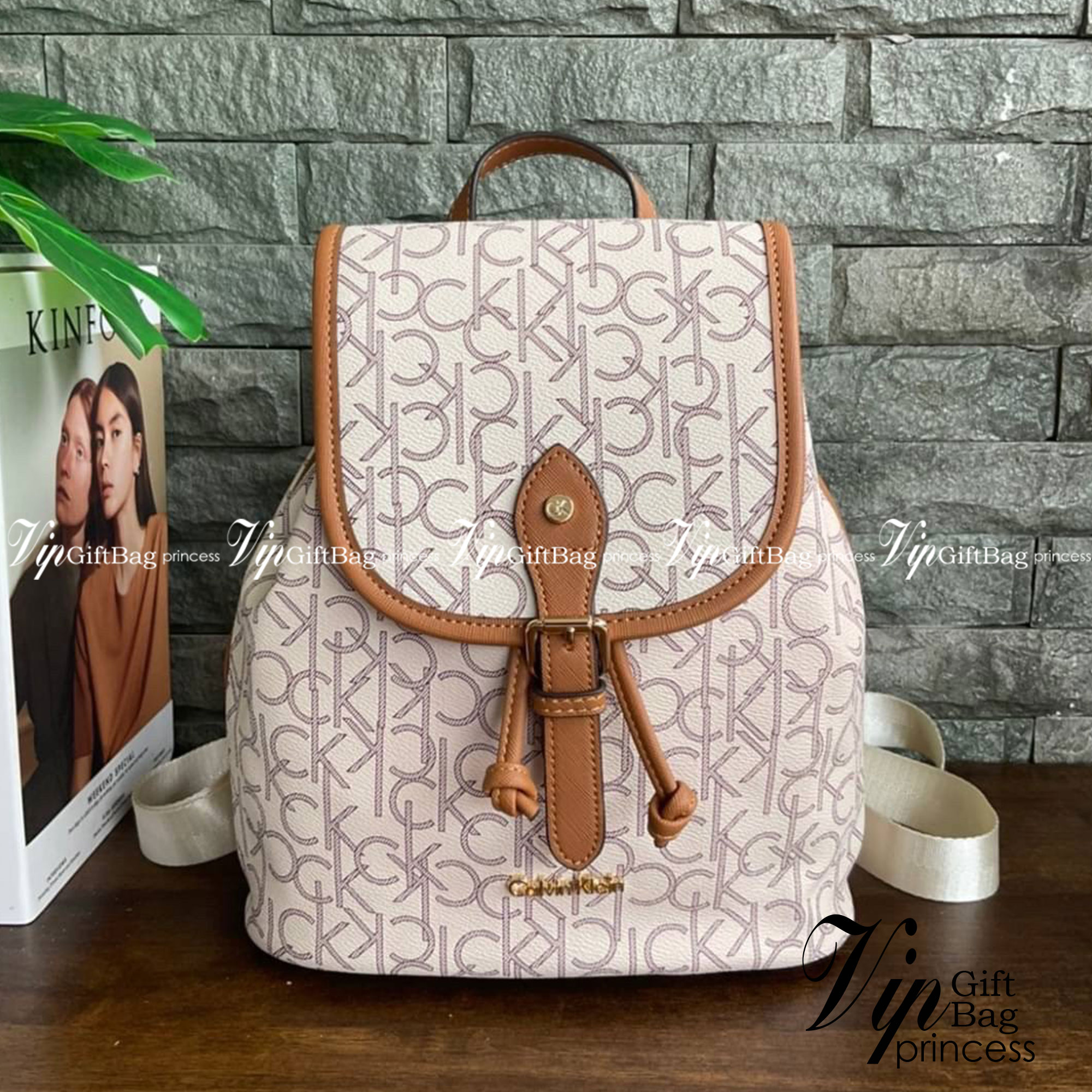 CALVIN KLEIN Monogram Backpack กระเป๋าสะพายเป้รุ่นใหม่ชนช้อป รุ่นยอดนิยม วัสดุ PVC คุณภาพดี หนังนิ่มสวย ฐานกระเป๋าแข็ง ตั้งอยู่ทรงรองรับน้ำหนักได้ดีมากๆ ตัวกระเป๋ามีน้ำหนักเบา ด้านหน้าประดับด้วยโลโก้แบรนด์ สายยาวดีไซน์เก๋ สะพายไม่เจ็บไหล่ เลื่อนปรับได้ฟรี