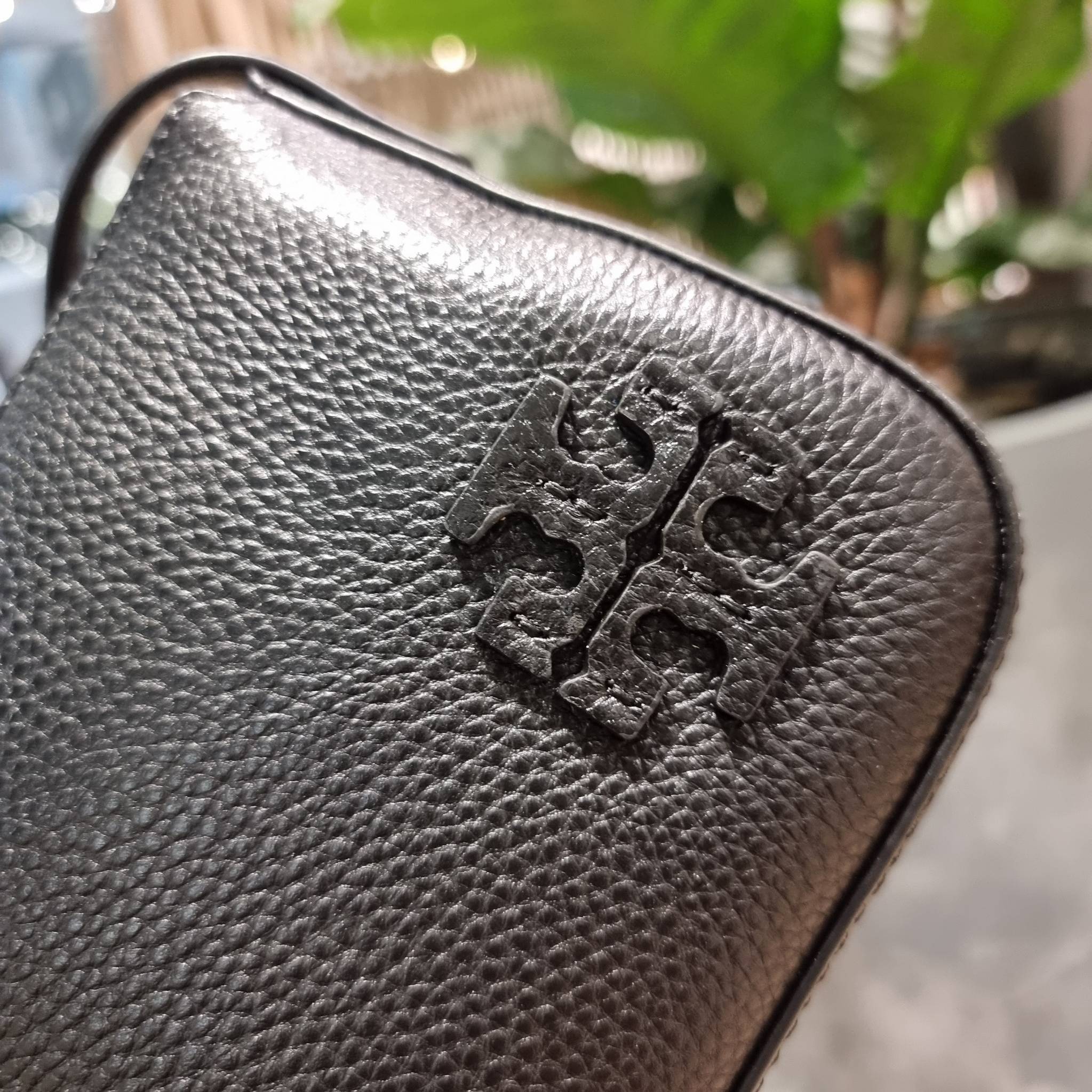 TORY BURCH MCGRAW WEDGE กระเป๋าสะพายไหล่ ทรงสวยไม่ซ้ำ ไม่เกร่อ!! สะดวกใช้งาน ดีไซน์เรียบแต่แฝงความหรู และคลาสสิคในตัว วัสดุหนังลูกวัว สัมผัสดี สวยคม เปิด-ปิดด้วยซิป ภายในเป็นช่องโล่ง มีช่องย่อยเก็บบัตร มาพร้อมสายสะพายในตัว ปรับได้อีกเล็กน้อย ไอเท็มนี้เหมา