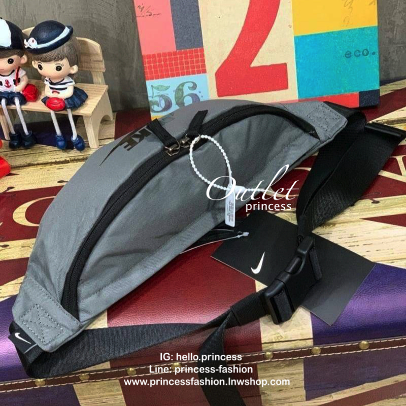 NIKE HERITAGE WAIST BAG กระเป๋าทรงคาดเอวและคาดหน้าอกสไตล์สปอร์ต เปิดปิดด้วยซิปคู่ ภายในใส่กระเป๋าสตางค์ยาวได้ ด้านหน้าสกรีนโลโก้แบรนด์ สายคาดปรับความยาวได้ฟรีไซส์ น้ำหนักเบา จะสะพายคาดอกช้อปปิ้งหรือจะวิ่งออกกำลังกายก็ได้คร้า!!