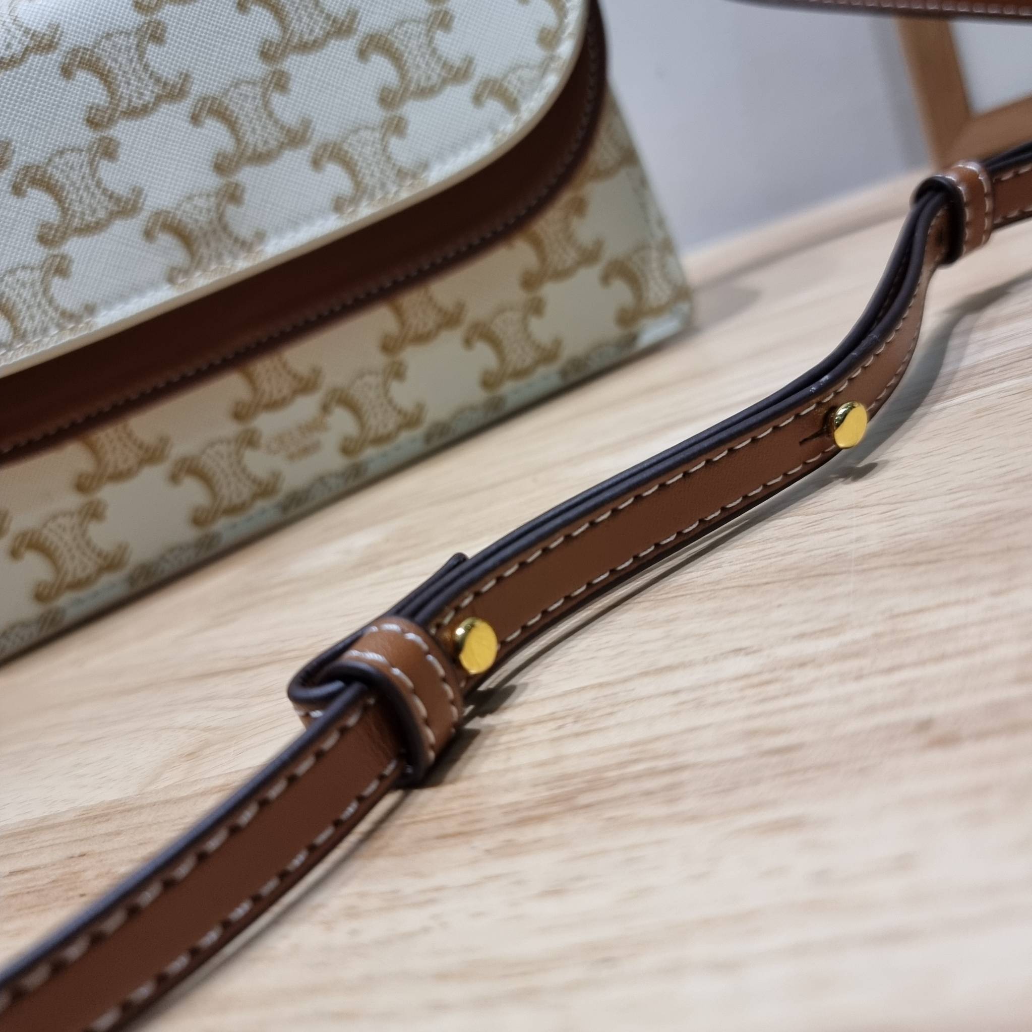 CELINE WALLET ON STRAP IN TRIOMPHE CANVAS AND LEATHER อีกหนึ่งรุ่นยอดนิยม กระเป๋าสะพายกึ่งคลัทช์ ในรูปแบบกระเป๋าสตางค์ ให้พกพาได้ง่าย ใส่ของสำคัญ มือถือ หรือบัตรต่างๆได้