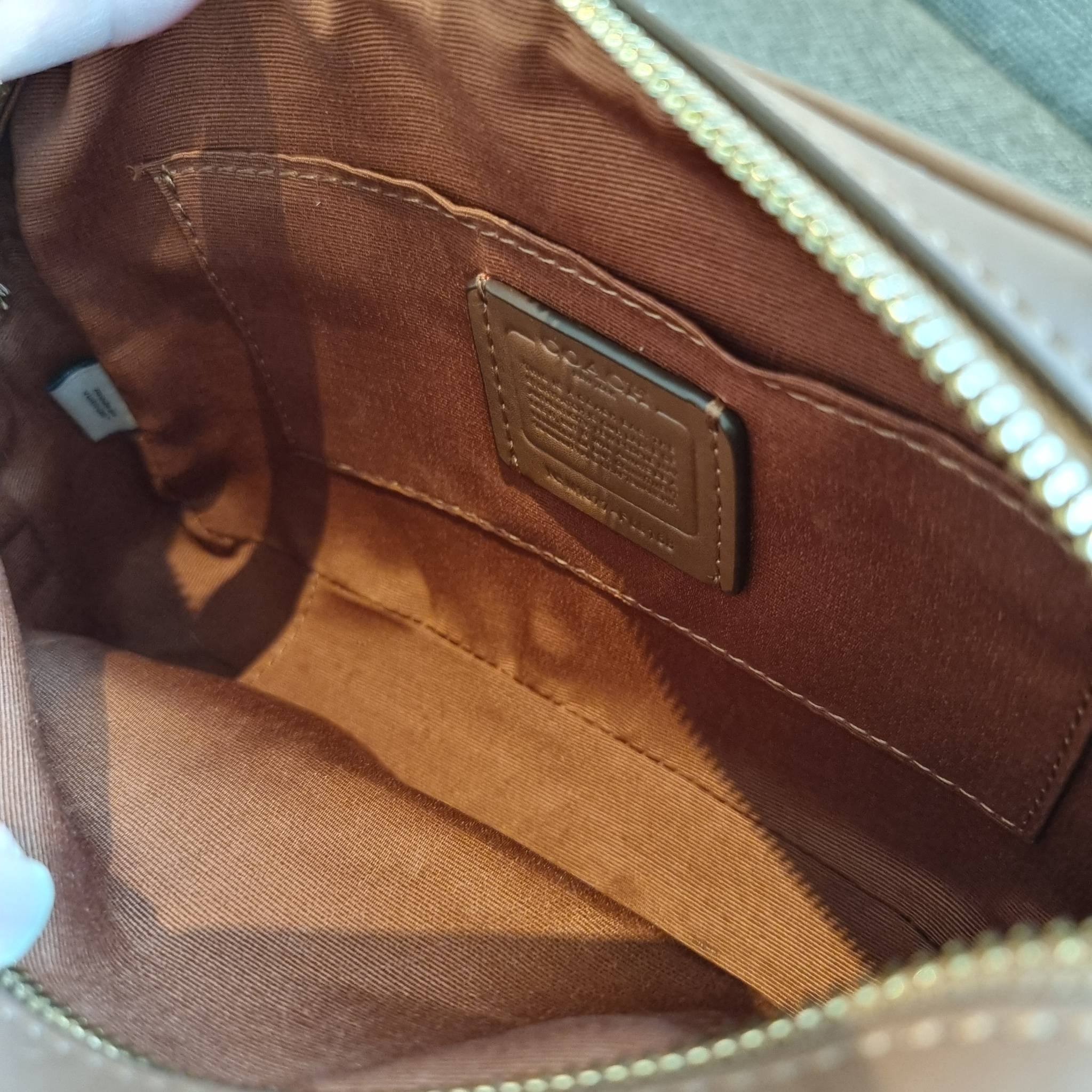 OUTLET 】COACH F68168 JES CROSSBODY IN SIGNATURE CANVAS รุ่นยอดฮิต!! กระเป๋าสะพายข้าง รุ่น 2 ซิป ใบใหญ่จุใจ สีคลาสสิคขายดี!! วัสดุหนังแคนวาสเคลือบลาย เปิด-ปิดด้วยซิป 2 ช่องหลัก ใช้งานง่าย ทรงสวยมากๆรุ่นนี้ มาพร้อมสายสะพาย crossbody ปรับได้ตามตัว ภายในใส่ขอ