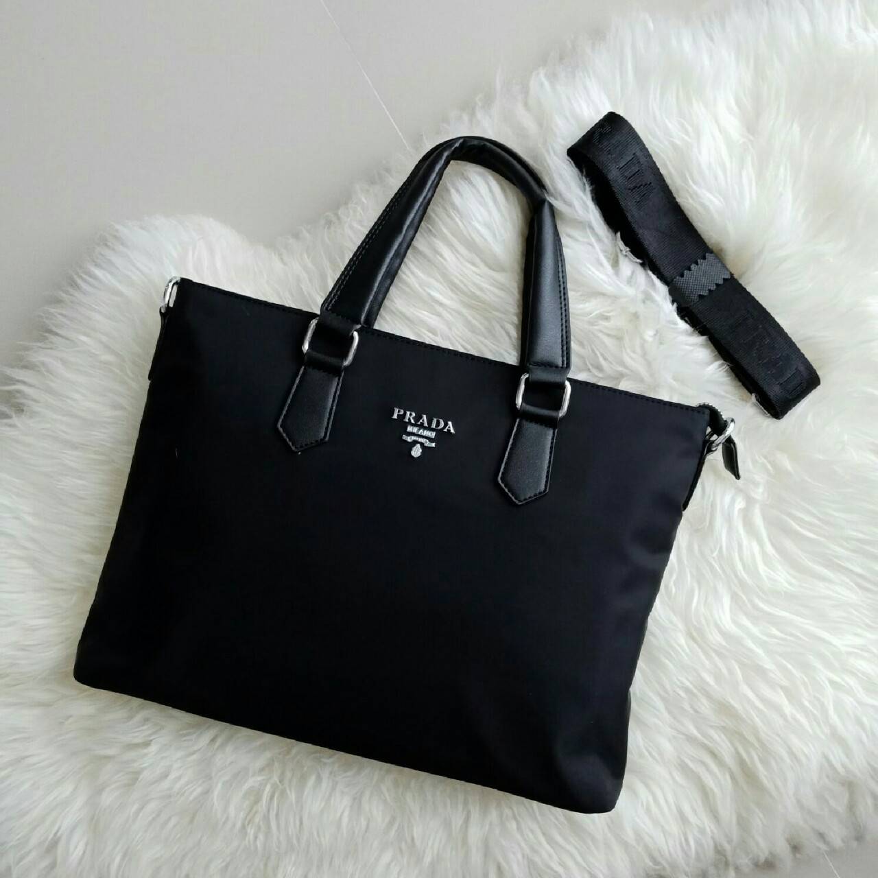 PRADA VIP GIFT NYLON HANDBAG ทรงสวย สุดคลาสสิค อยู่ทรง สวยหรูมากคะ วัสดุทำจากNylon คุณภาพดีสามารถกันน้ำได้ จะถือก็หรู จะสะพายก็ได้คะ ขนาดกลางๆ จุของได้เยอะ ใส่สมุด หนังสือ Ipad Labtop ได้สบายๆคะ ใช้ได้ทั้งคุณผู้หญิง และ คุณผู้ชายเลยคะ ดูดีมีคลาส มากๆคะ รุ