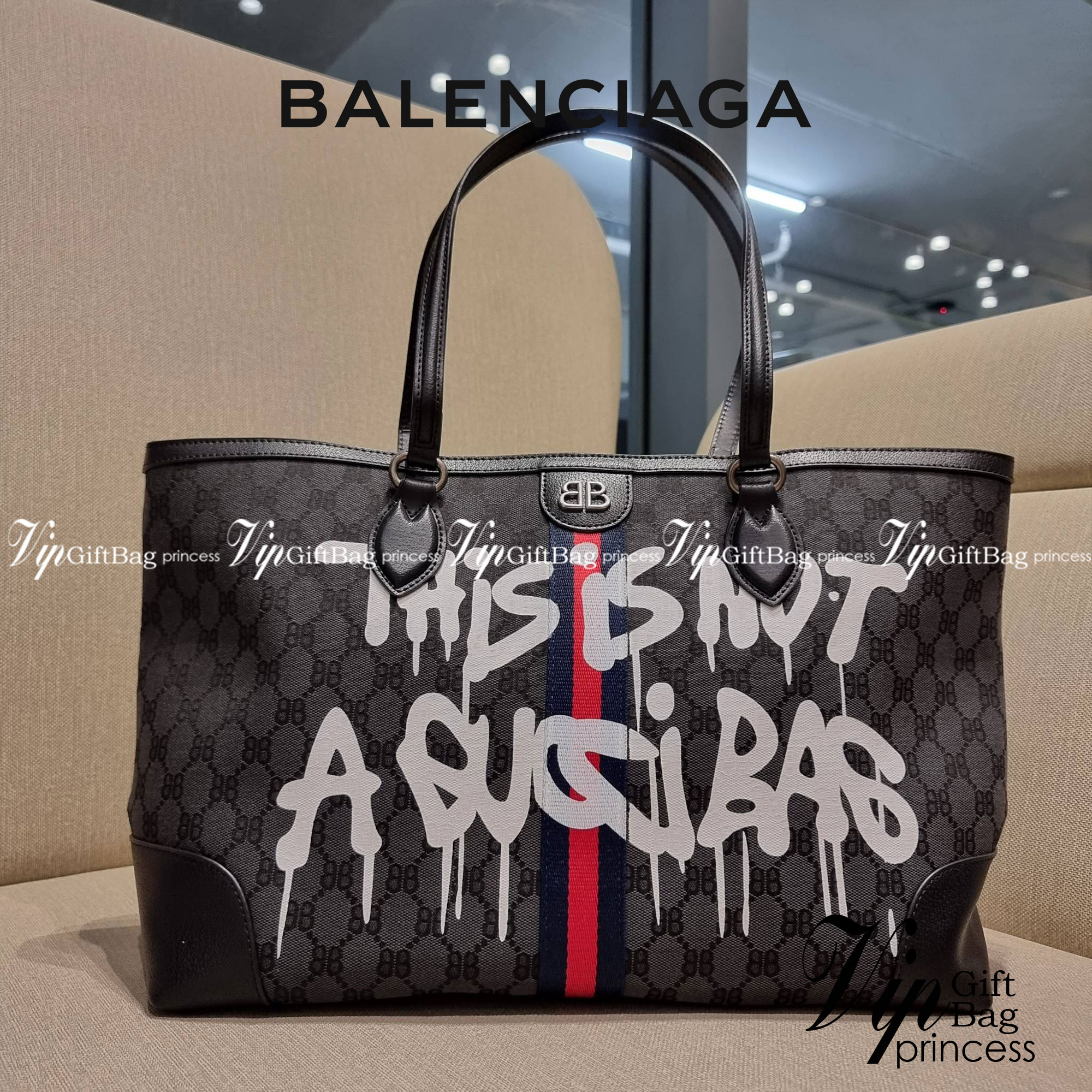 GG×BALEN MEDIUM OPHIDIA TOTE สุดครีเอท กับกระเป๋าช้อปปิ้งทรงโท้ท ใบใหญ่ สุดคุ้ม!! โดดเด่นด้วยลวดลายเพ้นท์กราฟฟิตี้ วัสดุผ้าแคนวาส ตัดแต่งเล่นขอบด้วยหนังแท้ ภายในโล่งกว้างมาก ใส่ของได้สบาย หิ้วไปเที่ยวต่างจังหวัด สะพายไปต่างประเทศตามใจ!! เลิศตรงที่ดีไซน์ใบ