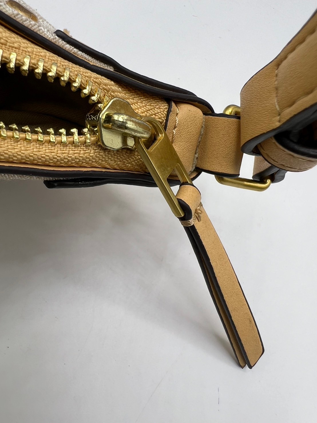 TORY BURCH T Monogram Crescent Bag NEW IVORY MULTI กระเป๋าทรงพระจันทร์เสี้ยวแต่งหัวใจสีทองสวยหรู น่ารักรุ่นใหม่ล่าสุด เกรดท็อปออริ เทียบแท้ 1:1 เกรดดีสุด