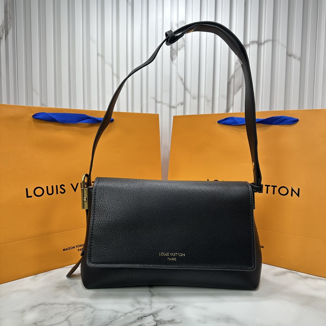 ORI หนังแท้ | LV Low Key Messenger Bag กระเป๋าสะพายทรงแมสเซ็นเจอร์ รูปทรงใหม่ สไตล์เรียบง่ายแต่หรูหรา ตกแต่งด้วยแม่กุญแจสีทองวินเทจ พร้อมใบลูกลายโมโนแกรมเพิ่มฟังชั่นการใช้งาน