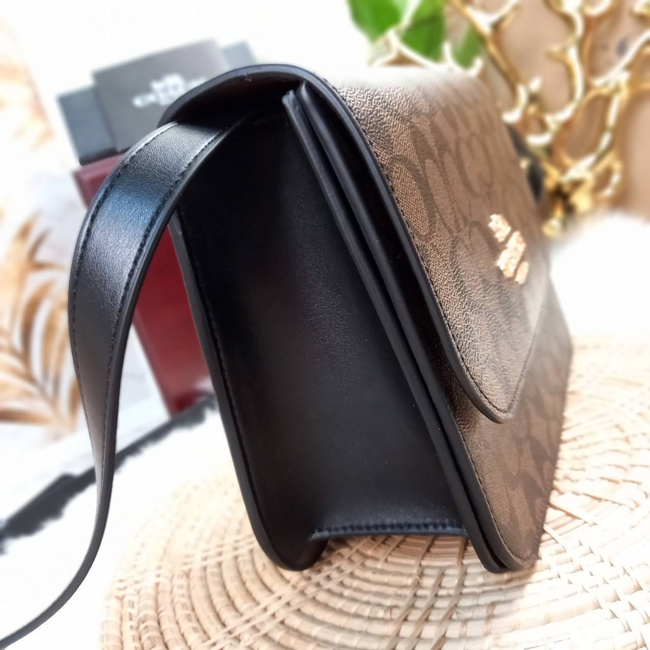 COACH BRYNN FLAP CROSSBODY IN SIGNATURE CANVAS (COACH C5633)🍁สวยหรู ทะลุ เกินเบอร์มาก//กระเป๋าสะพายข้าง หรือจะถือเป็นครัชก็เก๋แบบเลิศๆ>> มีสายยาวถอดได้ ปรับระดับได้ //วัสดุหนังแคนวาส ตกแต่งดีเทลหรูด้วยหนังแท้ และอะไหล่สีทอง งานสวย คมกริบ //เ