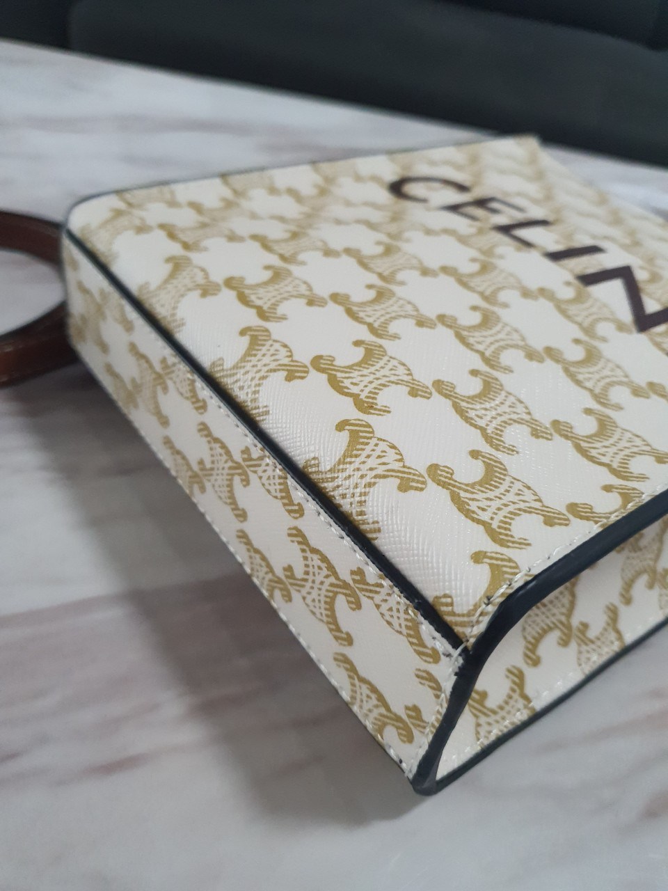 พรีเมี่ยมกิ๊ฟแท้ 100% 】CELINE HAND CARRY AND CROSSBODY BAG VIP GIFT WITH PURCHASE (GWP) พรีเมี่ยมกิ๊ฟ Limited จาก CELINE HAUTE PARFUME DUTYFREE COUNTER วัสดุ COATED CANVAS ดีไซน์ทรงเหลี่ยมสวยหรูสุดคลาสสิคในสไตล์สาว Lisa หนังสวยอยู่ทรงกันน้ำ