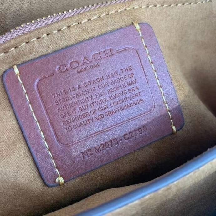 COACH HUTTON SHOULDER BAG IN SIGNATURE CANVAS sold out ไปกันทั่วหน้าในหลายประเทศ กับกระเป๋าสะพายที่สุดของความหรู ดีไซน์คลาสสิควินเทจ ลูกเล่นสีแทนสนิมตัดกับอะไหล่สีทองเหลืองดูย้อนยุคและหรูหรา วัสดุหนังแคนวาสสลับหนังแท้ สายสะพายโซ่สลับหนัง ปรับสะพายได้ 2 แบ