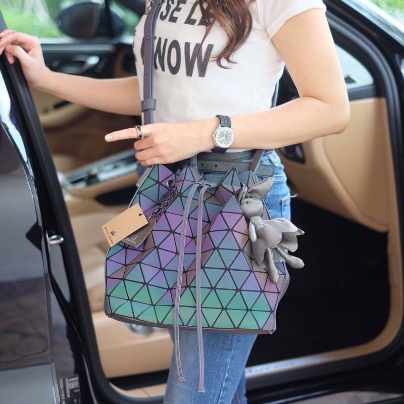 มาใหม่ ทรง Bucket สี Limited edition 🌈🌈 Rainbow color ( สีจะปรับเข้มอ่อนตามความสว่างของแสงค่ะ ) • สว่างมากจะเป็นสี Rainbow สว่างน้อยจะเป็นสีเทาเข้มค่ะ •กระเป๋าทรงสุดฮิตจากแบรนด์ David Jones ใบนี้ มาพร้อมกับน้องกระต่ายสีเข้า set กับกระเป๋าค