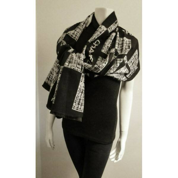 Chanel Shawl Wrap Scarf (With Box) พลาดไม่ได้กับของขวัญสำหรับเทศกาลดีๆที่กำลังจะมาถึง ส่งมอบความรู้สึกดีๆให้กับคนที่คุณรัก ด้วยผ้าพันคอ หรือ ผ้าคลุมจากแบรนด์ดัง ด้วยเนื้อผ้าแบบcashmereที่ถักทอแบบเนื้อละเอียด จึงทำให้นุ่มน่าสัมผัส ให้ความอบอุ่นได้ดี ไม่ว่า