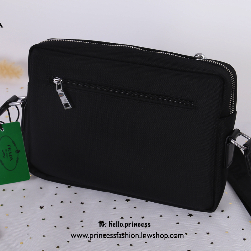 Prada messenger bag สินค้า Premium gift messenger bag วัสดุ nylon เนื้อหนาอย่างดี อะไหล่เงิน สวย ดูดี สไตล์ Prada เลยค่ะ สายยาวสามารถปรับได้ (ถอดไม่ได้) ตัวสายพิมพ์ลายแบรนด์ เรียบหรูมาก จะสะพายไหล่ หรือสะพายข้างก็ได้ทั้งนั้นเลยค่า จุของได้เยอะพอประมาณเลย 