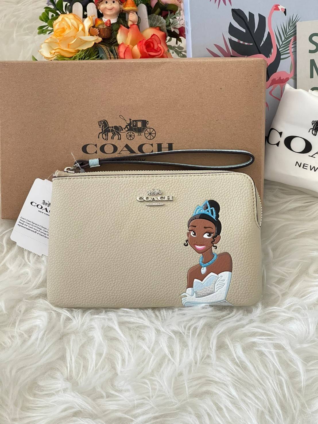 Coach & Disney Corner Zip Wristlet เปิดตัวคอลเลคชั่นเมื่อความดาร์กและโรแมนติกโคจรมาพบกัน เมื่อแบรนด์เครื่องหนังสัญชาติอเมริกัน Coach ร่วมมือกับ Disney สร้างสรรค์คอลเล็กชั่นพิเศษที่ได้รับแรงบันดาลใจมาจากเทพนิยายอเมริกันโกธิกของนิวยอร์ค ถ่ายทอดผ่านเหล่าตัวล