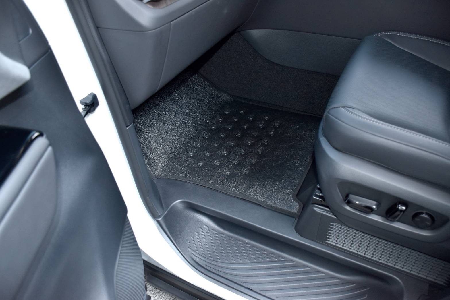 ยางปูพื้นรถยนต์ LEXUS LM300h , LEXUS LM350h พรมลายหนังเรียบ เลกซัส แอลเอ็ม เข้ารูป ตรงรุ่น เต็มคัน