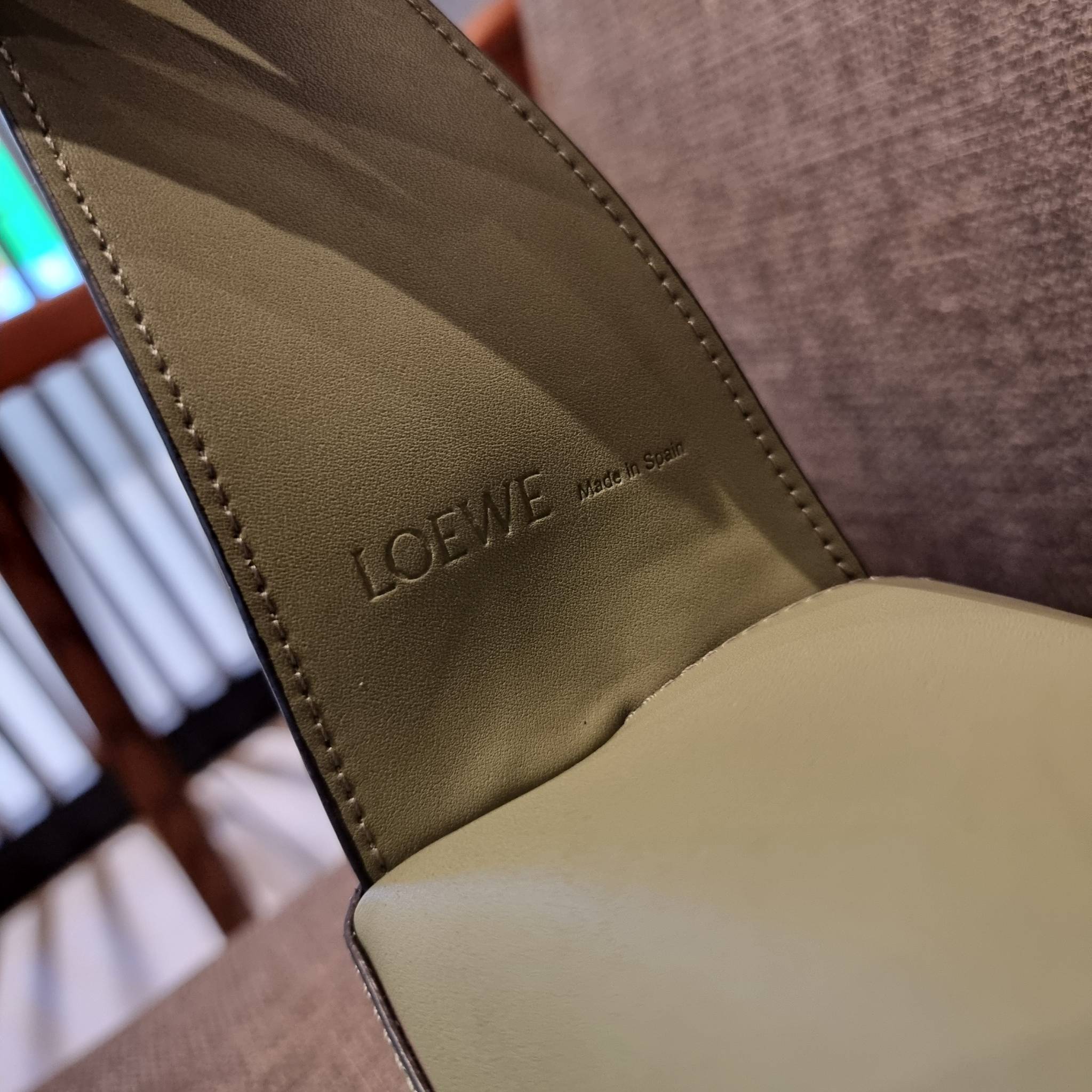 LOEWE PUZZLE HOBO BAG ใหม่ล่าสุด กับแบรนด์ที่มีดีไซน์โดดเด่นเป็นเอกลักษณ์ สวยหรูทุกรุ่นจริงๆ!! กระเป๋าสะพายโฮโบ ทรงสวย สไตล์พัซเซิลคลาสสิค วัสดุหนังวัวฟอกสี นิ่มมือ ฟินมาก!! เปิดใช้งานด้วยซิป ที่ภายในโล่งกว้าง ใส่ของสำคัญได้ครบไม่มีพลาด แบบสบายๆ มาพร้อมสา