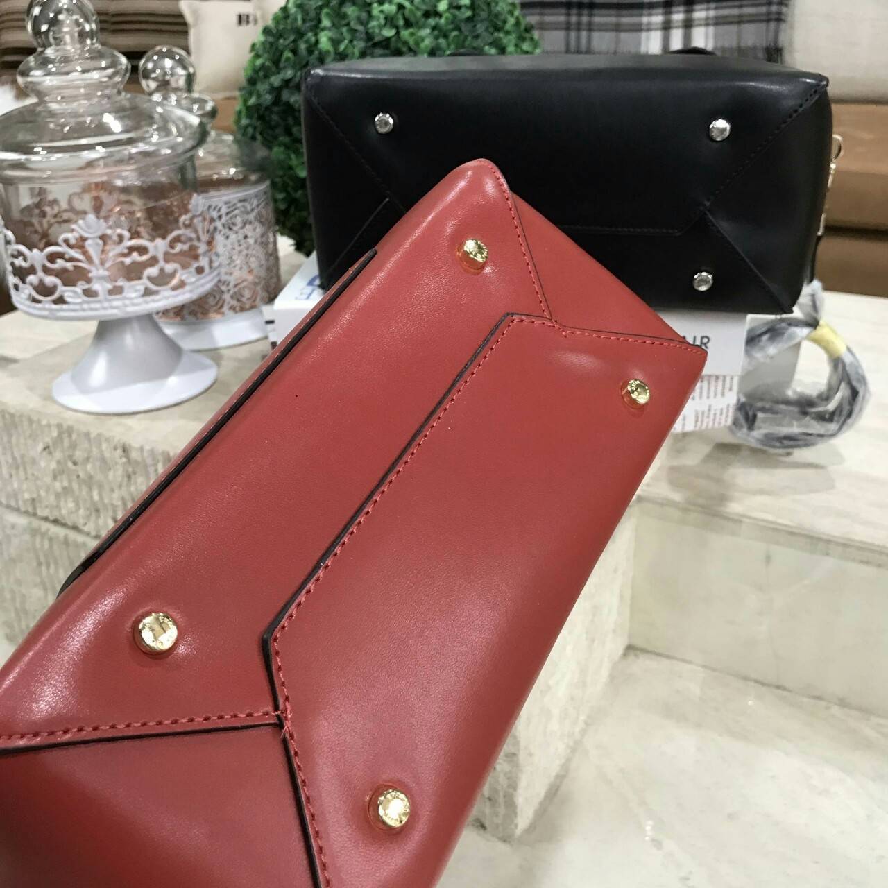CHARLES & KEITH DOUBLE ZIP STRUCTURED BAG กระเป๋าถือหรือสะพายรุ่นใหม่ลชนช็อป ขนาดกำลังดี หนังเรียบสวยอยู่ทรงด้านหน้ามีโลโก้แบรนด์ เปิดปิดด้วยซิป ภายในกว้างจุของได้เยอะ ใส่ Ipad กระเป๋าสตางค์ หนังสือ ของใช้ได้จุ มาพร้อมสายสะพายยาวถอดปรับระดับได้ได้ มีหมุดร