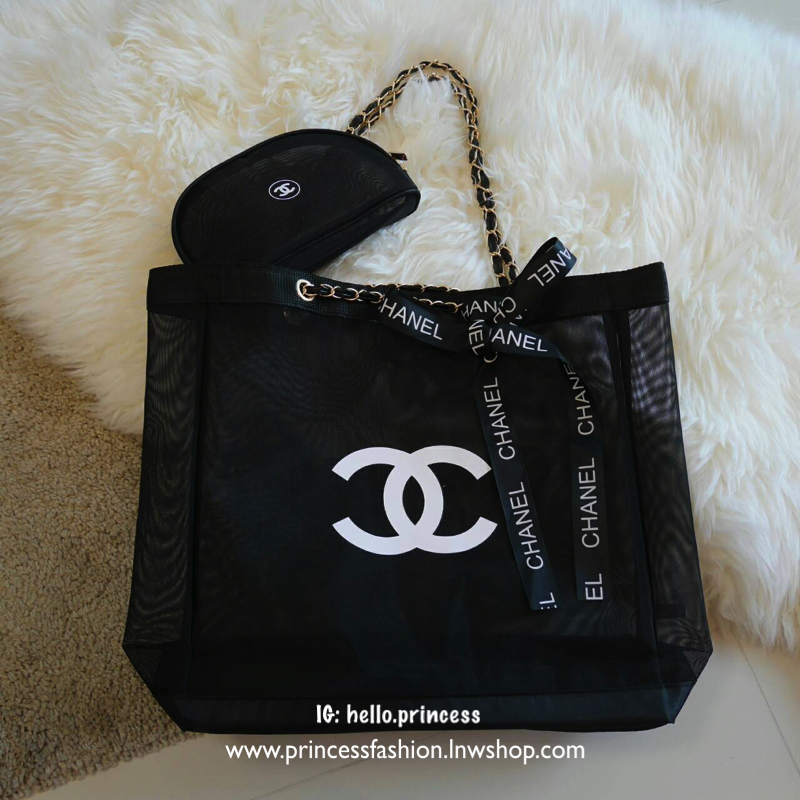 SETคู่สุดคุ้มมม ---- ซื้อ1ได้ถึง2 !!! ---- Chanel Shopping Ribbin bag With Chain With + Cosmetic Pouch กระเป๋าสะพายใบใหญ่ทรง Shopping พร้อมกระเป๋าใส่เครื่องสำอางค์ ใบเล็ก จากงานพรีเมี่ยมกิ้ฟของแท้นำเข้าจาก Chanel Perfume Counter ใบใหญ่วัสดุ Nylon โปร่ง *อ