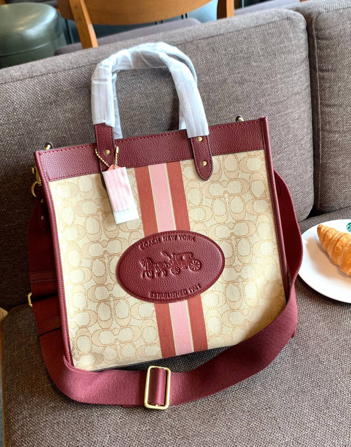 Coach 5868 Field Tote In Signature Jacquard With Horse And Carriage Prints 📣พร้อมส่ง ยังไม่เข้าไทยจ้าา!! กระเป๋าทรงTote สูง ใบใหญ่ วัสดุJacquard+หนังแท้ อย่างดี ได้ลงตัวแมทกันสวยงามมากๆค่ะ ด้านหน้าตัดแทบสีตรงกลางยาวลงมาบวกกับป้ายแบรนด์หนังตัวใหญ่ด