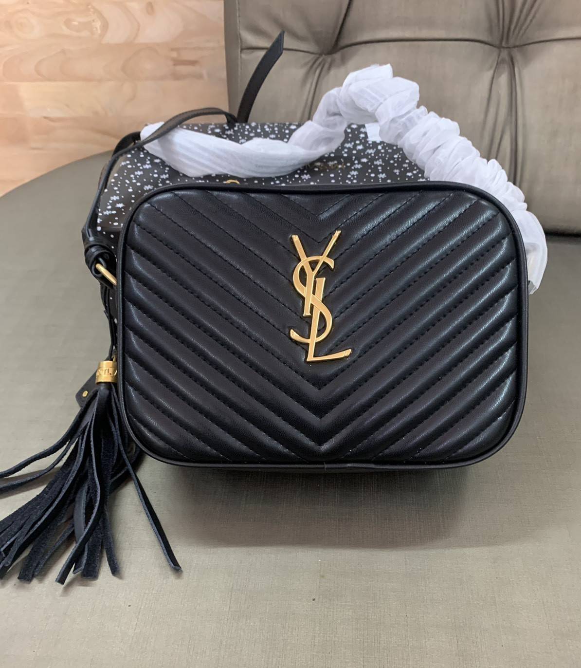Anatomy of YSL Camera Bag G VIP GIFT WITH PURCHASE (GWP) พรีเมี่ยมกิ๊ฟ Limited Edition จาก Saint Laurent กระเป๋าสะพายแบรนด์ดังสุดฮิต รุ่น Camera Bag เป็นอีกหนึ่ง Item ยอดนิยมสำหรับสาวๆ ที่รักความคล่องแคล่ว มีจุดเด่นทั้งในเรื่องการออกแบบกระเป๋า ที่สามารถนำ