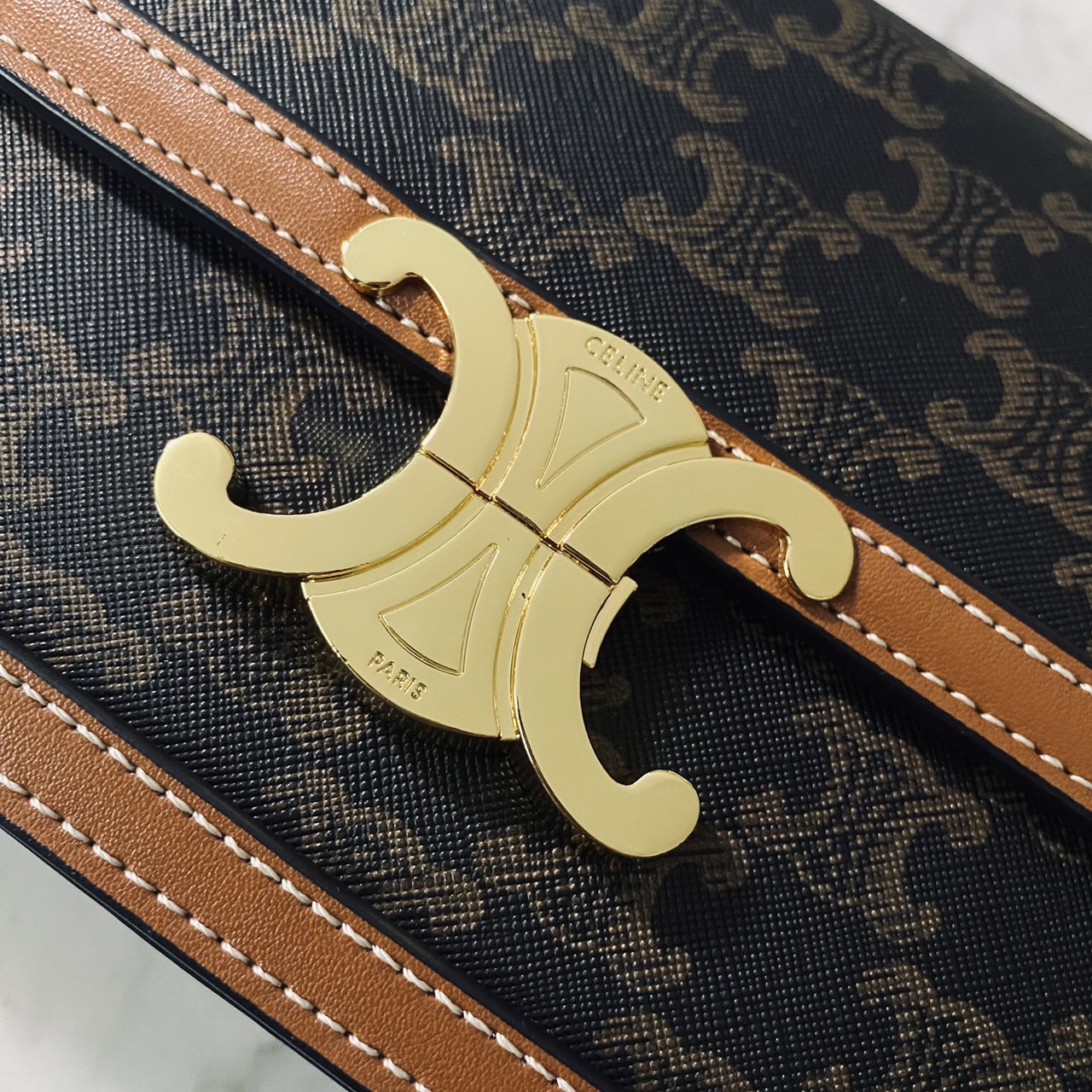 CELINE Teen Triomphe Bag 20cm กระเป๋าสะพายรุ่นยอดนิยม งานสวยอยู่ทรง ไม่มีไม่ได้เลยกับไอเท็มสุดคลาสสิค เนเชอรัลโทน ดูดี ดูแพง -- รับตัวแทนกระเป๋า