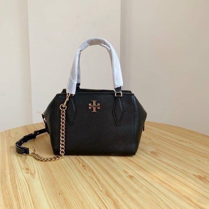 TORY BURCH KIRA PEBBLED SATCHEL BAG รุ่น 74650 กระเป๋าสะพาย Crossbody หนัง togo อะไหล่ทอง ทรงสวยสุดฮิต เป็นรูปทรงใหม่ มาแรงที่สุดในตอนนี้!! สัมผัสนุ่มมือ ตั้งอยู่ทรง ออกแบบเก๋ไก๋ สามารถปรับใช้ได้ 2 แบบ ไม่เหมือนใคร เปิดปิดด้วยซิป ภายในบุผ้าอย่างดี ช่องหลั