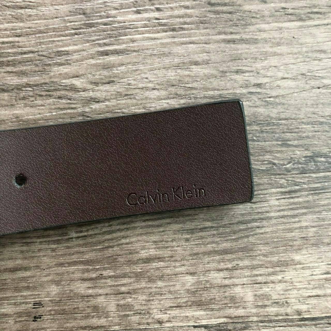 Calvin Klein Leather Belt & Wallet Set เซตสุดคุ้ม จะะมอบเป็นของขวัญหรือใช้เองก็แนะนำเลยค่าา อุปกรณ์ : มาพร้อมถุงกระดาษแบรนด์ + กล่องแบรนด์ + ที่เจาะรูเข็มขัด + ห่วงเข็มขัด