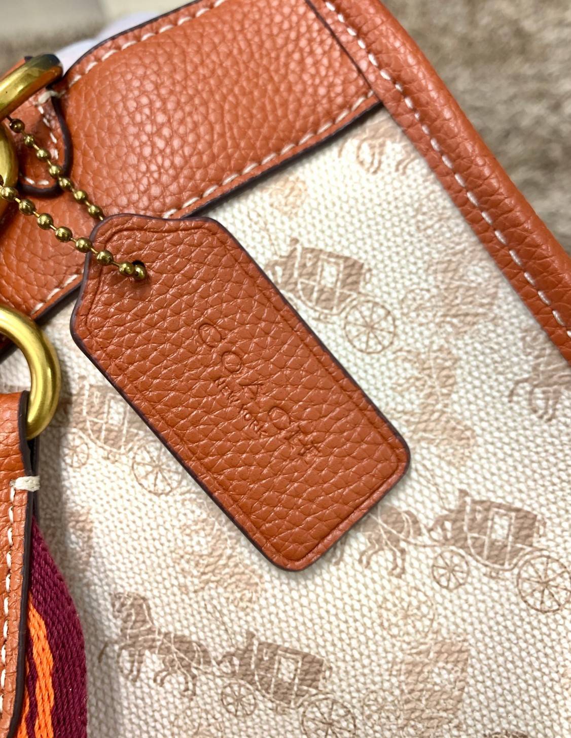 COACH FIELD TOTE 22 WITH HORSE AND CARRIAGE PRINT CARRIAGE BADGE((C8456)) 💫พร้อมส่งที่ไทย ใหม่ล่าสุด คุณภาพเกินเบอร์เลยจ้าา! กระเป๋าทรงTote ไม่ว่าโอกาสไหนๆ คุณสามารถพกพาไปได้ทุกที่ค่ะ หนังแท้อย่างดี! สวย นิ่มมือดีมากค่ะ