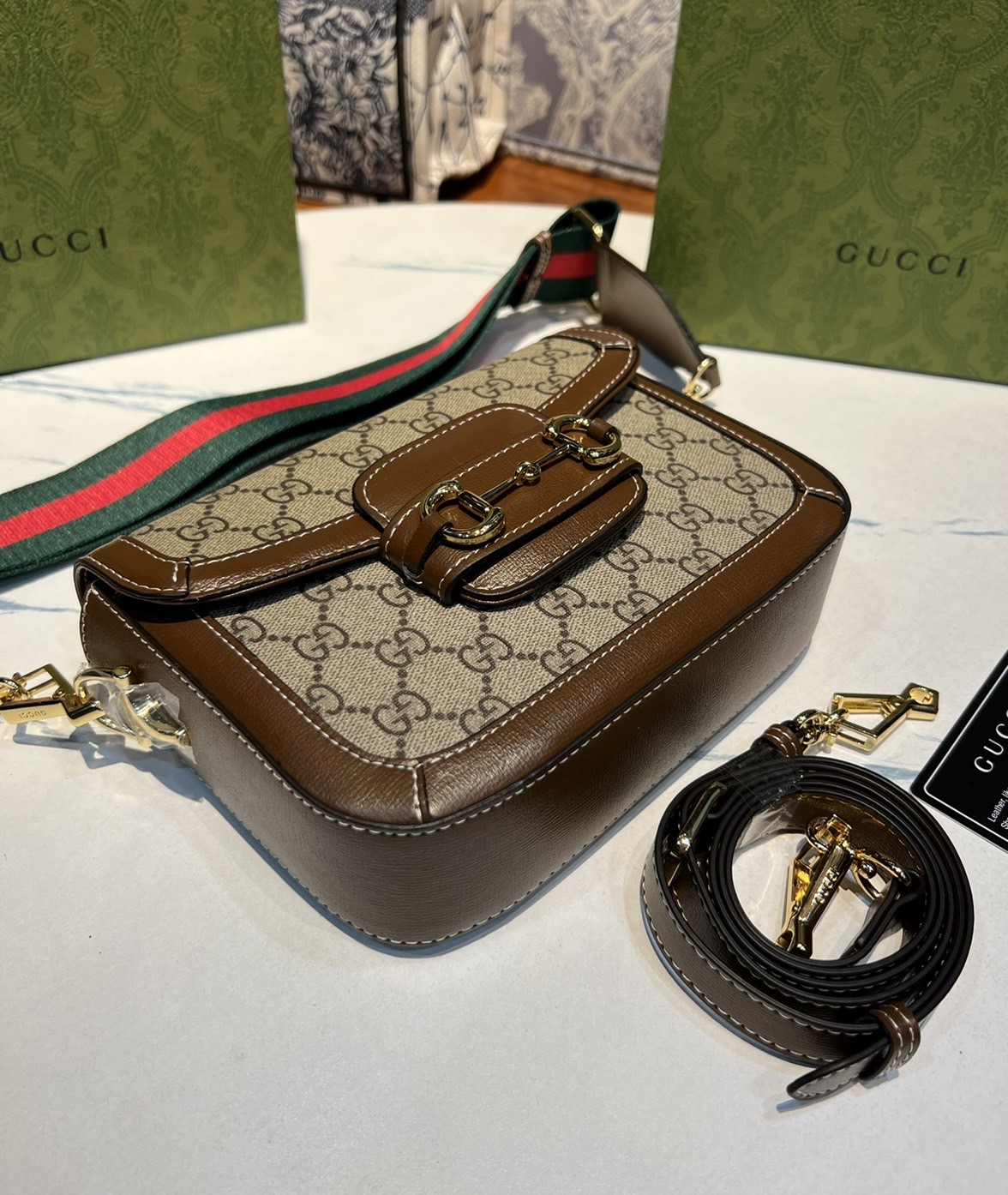 หนังแท้ GUCCI Horsebit 1955 mini bag GG Supreme canvas ที่สุดของรุ่นที่ฮอตหนักมาก คอลเลคชั่นที่ยอดขายดีตั้งแต่วันแรกที่ลง shop ด้วยรูปทรงที่กะทัดรัด ตอบโจทย์ได้ทุกลุค ทุกไลฟ์สไตล์ ใช้งานได้ง่ายคล่องตัว เรียกได้ว่าใครไม่มีได้ยังไง สวยขนาดนี้!!