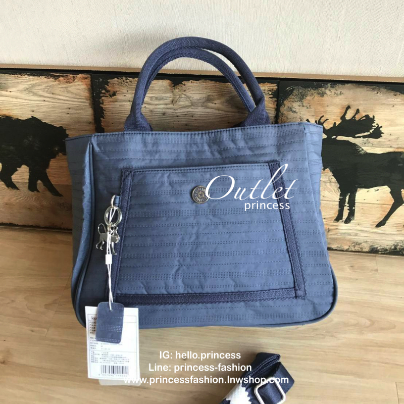 Kipling NAMYA KI2597 กระเป๋าถือหรือสะพายร จากKIPLING วัสดุpolyamide 100% กันน้ำได้ เนื้อนิ่มและเบา เปิดปิดกระเป๋าแบบซิปเดียว ภายในมีช่องใส่โทรศัพท์ แยกเก็บของเป็นสัดส่วน กว้างใส่ไอแพค/กระเป๋าสตางค์ยาวได้ ด้านหน้าประดับด้วยโลโก้แบบกลม มีช่องใช้งานและช่องซิ