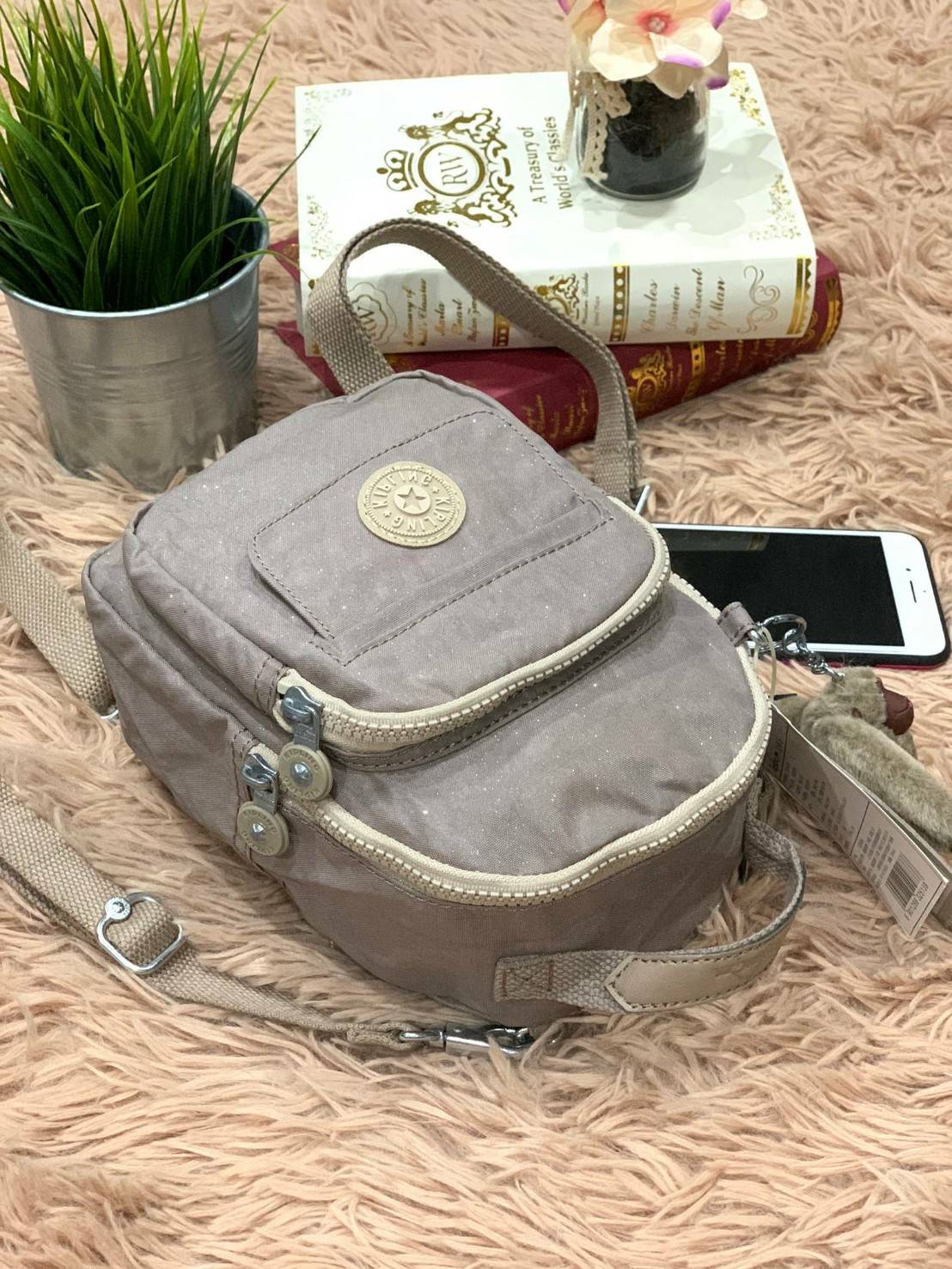 Kipling alber solid Convertible mini backpack (HD7349) กระเป๋าเป้ขนาดมินิ สไตล์3in1 ที่สามารถถือ/สะพายข้างหรือเป็นเป้ก็ได้ มีช่องซิปใช้งาน2ช่อง ภายในแบ่งเป็นช่องเล็กใส่ของจุกจิก ด้านหน้าเพิ่มช่องเล็กเปิดปิดด้วยกระดุมแม่เหล็ก มาพร้อมพวงกุญแจลิงขนปุกปุยและส