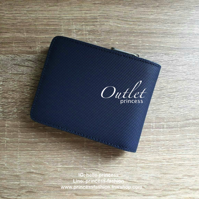 LACOSTE WALLET กระเป๋าสตางค์แบบพับ2ตอนสำหรับผู้ชาย มีช่องใส่บัตร ใส่ธนบัตรแยกเป็นสัดส่วน มีลูกเล่นช่องซิปใส่เหรียญดูเท่ห์ไม่ซ้ำแบบใคร ไม่ว่าจะใช้เองหรือเป็นของขวัญก็สุดคุ้ม